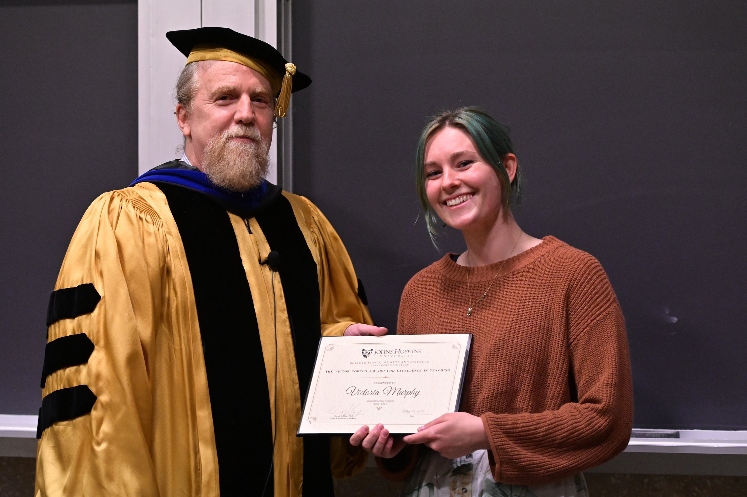 May 2023: Kim Lab graduate student Victoria Murphy receives the Victor Corces Award for Excellence in Teaching at JHU CMDB's Hooding Ceremony. Congrats Victoria! 