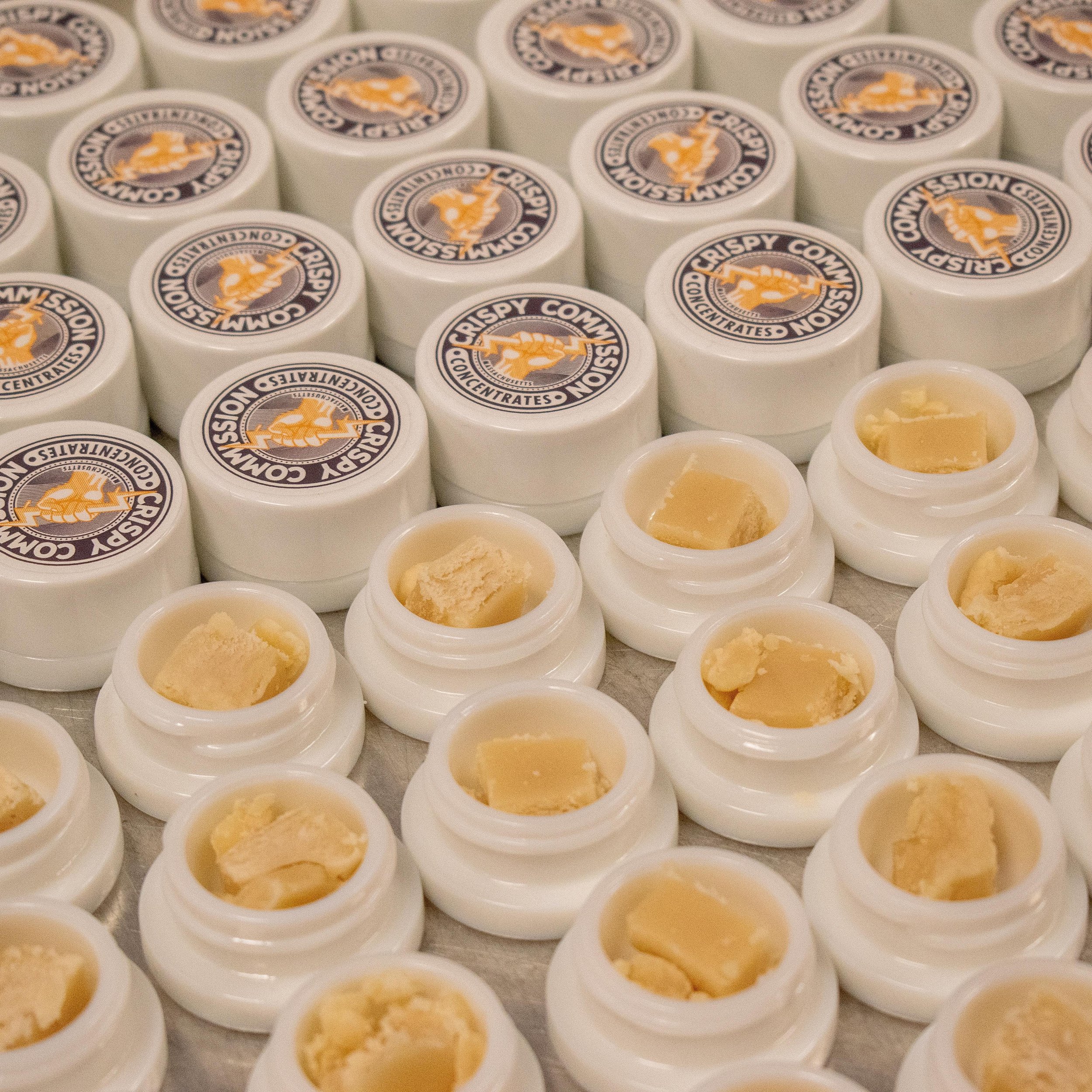 ✨ Packing up 3.5g baller jars with another Crispy Concentrate. 🔥 Have you experienced the magic of 3.5g yet? ✌️