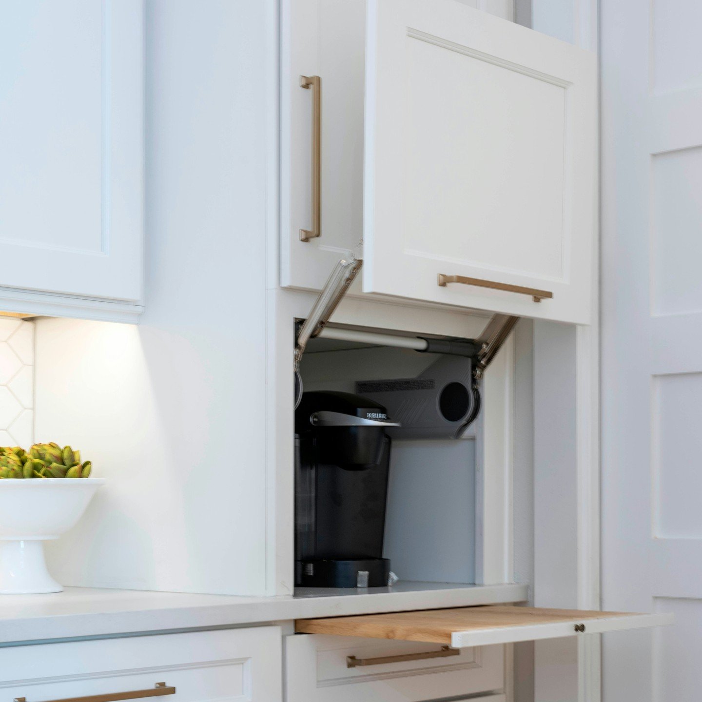 Who else dreams of a kitchen where everything has its place? 🌟 &zwj;We can make it happen! Our designs maximize space and functionality with features like built-in spice drawers, appliance cabinets that keep clutter at bay, and beverage coolers for 