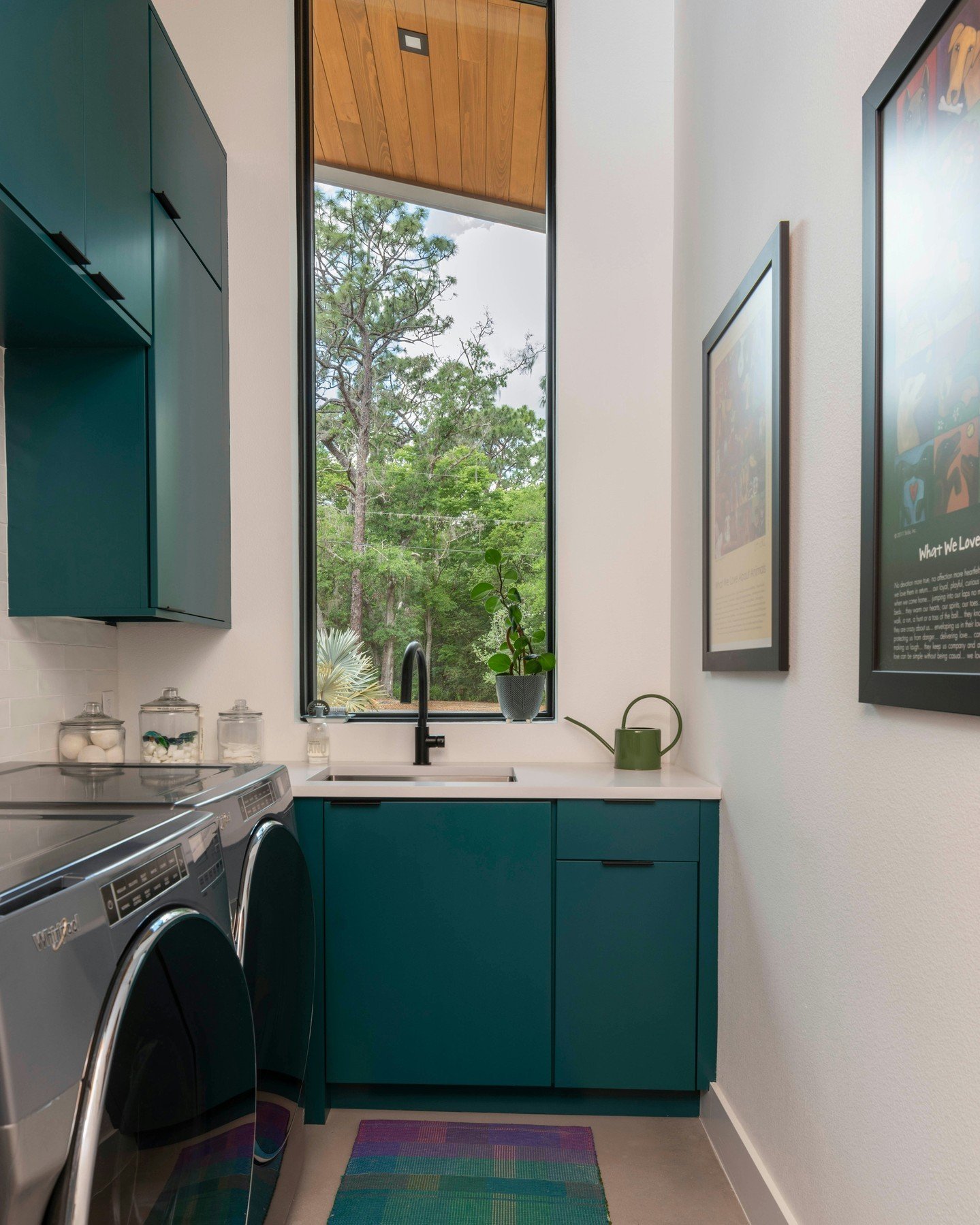 Who says laundry can't be a breath of fresh air? This light-filled laundry room, proves that chores can be a delight. 💫

The expansive window was strategically placed to flood the room with natural light and tranquil views of nature. 🌿 Even the mos