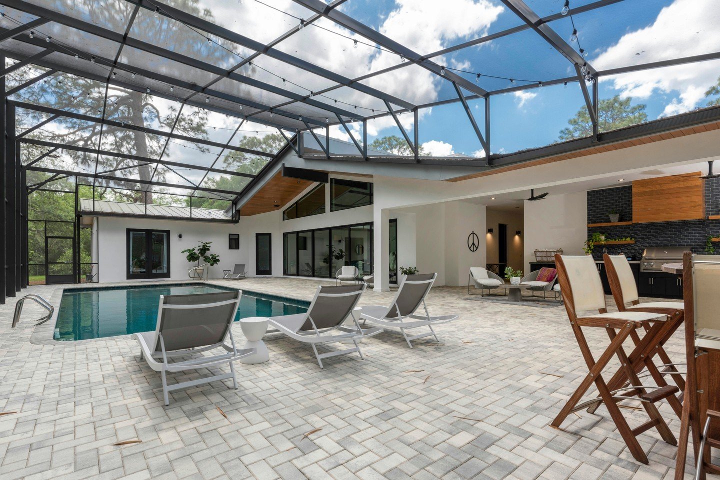 Summer dreams come true! ☀️ This indoor-outdoor oasis is the perfect spot to soak up the sun and unwind. 

We blurred the lines between indoors and out, creating a seamless flow from the inviting pool area with luxurious lounging spots to the convers