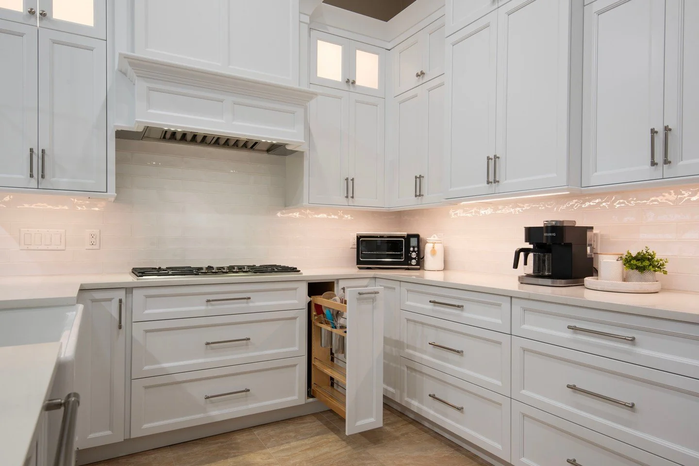 It&rsquo;s the features for us&hellip; 👏

✔️ Hidden fridge &amp; pantry storage
✔️ Pull-out drawers for easy organization
✔️ Integrated spice racks + utensil storage
✔️ A deep farmhouse sink and chef-style faucet
✔️ Sleek double wall ovens and minim