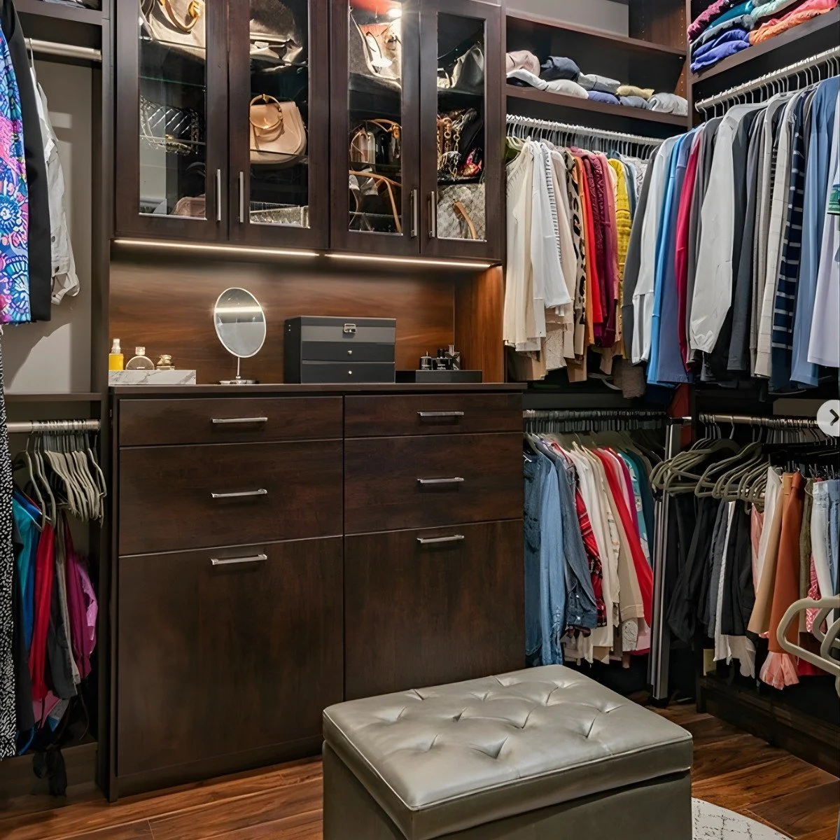 ✨ 𝑾𝒉𝒆𝒓𝒆 𝑺𝒕𝒚𝒍𝒆 𝑴𝒆𝒆𝒕𝒔 𝑶𝒓𝒈𝒂𝒏𝒊𝒛𝒂𝒕𝒊𝒐𝒏
This custom closet was designed to bring both style and function into daily routines &mdash; with a layout that keeps everything organized and easy to access.
At The Homestyles Group, we cre