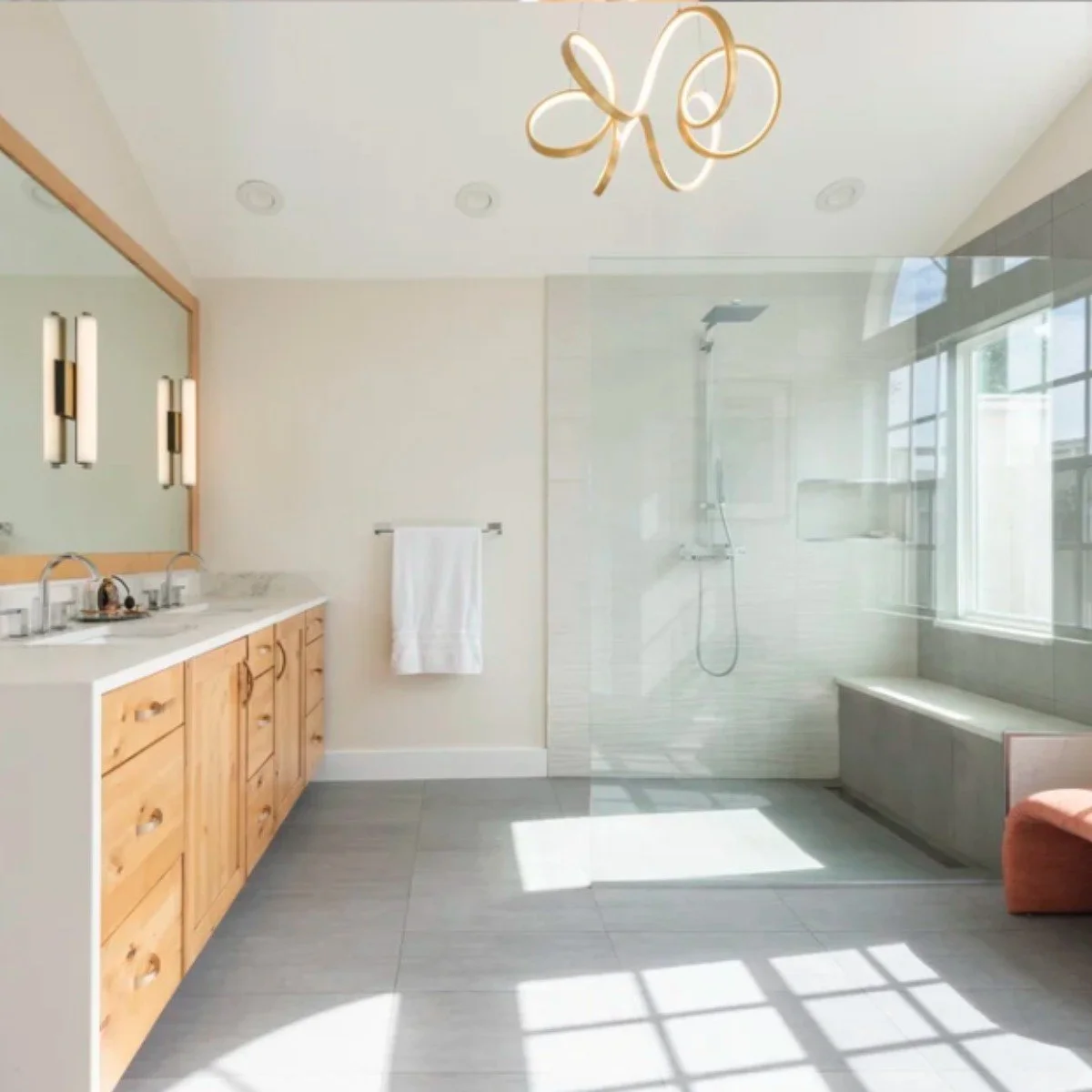✨ 𝑨 𝑩𝒂𝒕𝒉𝒓𝒐𝒐𝒎 𝑻𝒉𝒂𝒕 𝑭𝒆𝒆𝒍𝒔 𝑳𝒊𝒌𝒆 𝒂 𝑹𝒆𝒕𝒓𝒆𝒂𝒕
This bathroom remodel brings together clean lines, warm finishes, and soft lighting to create a space that feels calm, open, and beautifully designed for everyday living.
From the d