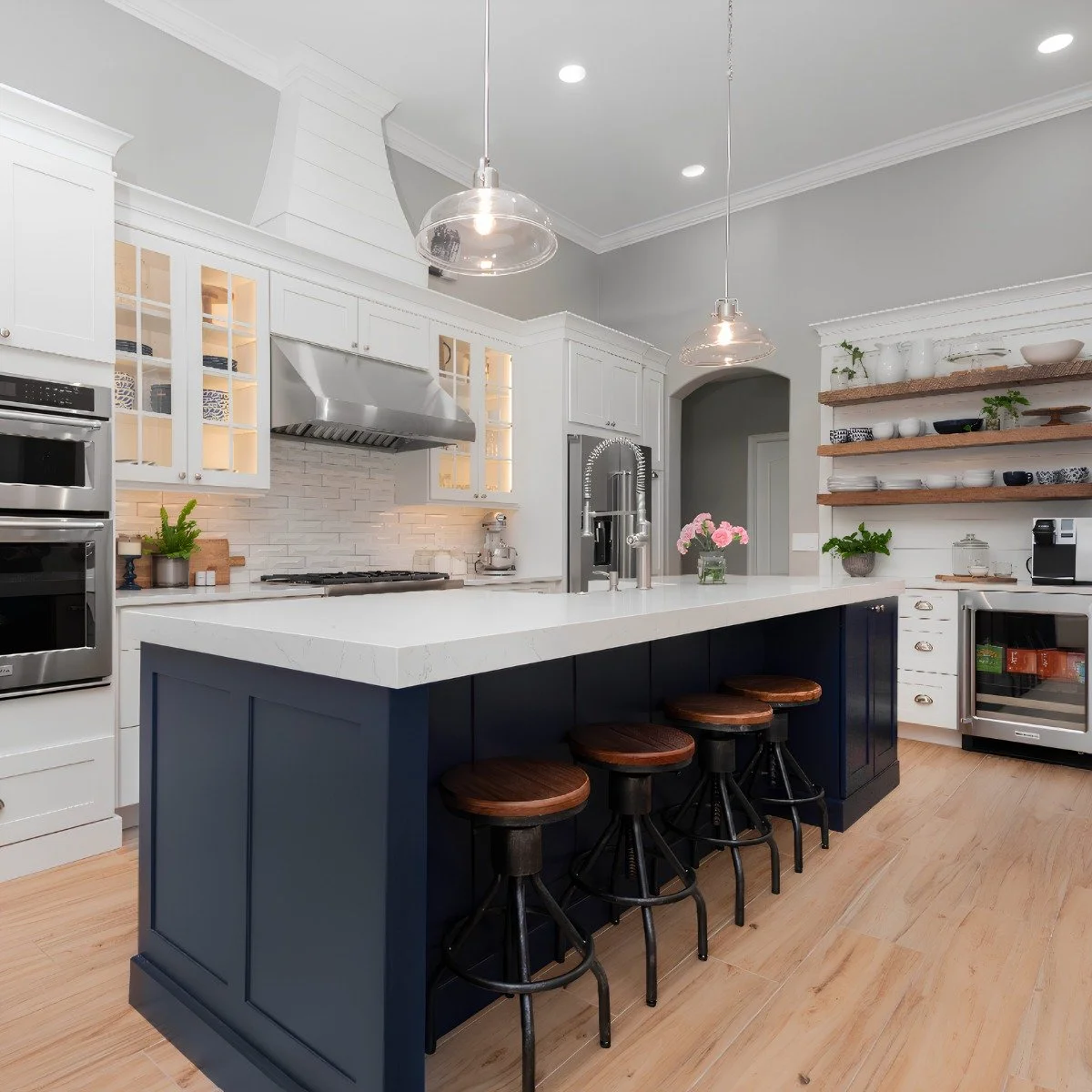 🏡 𝐁𝐞𝐟𝐨𝐫𝐞 &amp; 𝐀𝐟𝐭𝐞𝐫
What a difference thoughtful design can make.
This kitchen remodel brought together beautiful finishes, improved functionality, and a fresh new look designed for everyday living.
Thinking about remodeling your kitchen