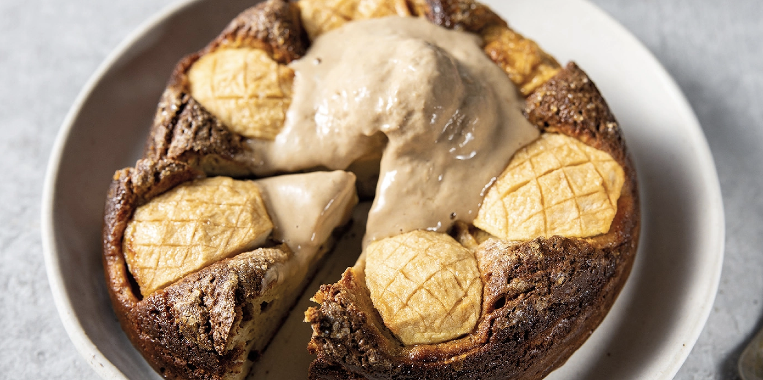 Ζεστή και κρύα μηλόπιτα με παγωτό με γεύση καφέ