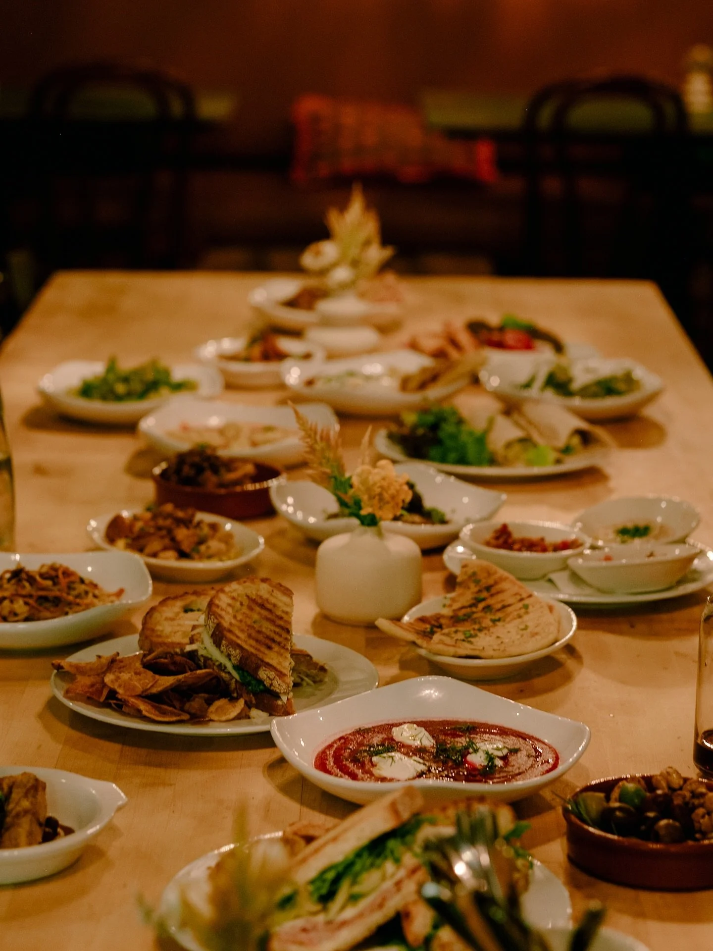 Lunch is better over a big table with share plates and friends

Stop in this week Tuesday-Saturday to try the new fall menu. Maybe bring a friend or two?

📷: @jeskeepswimming