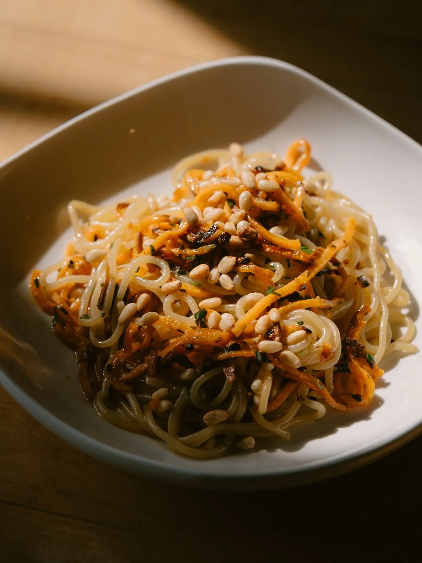Spaghettini
Spiralized sweet potatoes, pine nuts, garlic, olive oil. We cook the sweet potato in a pan for 30 seconds, add sliced garlic and crushed pepper until the garlic starts to take some color, then add white wine and lemon juice. Toss the past