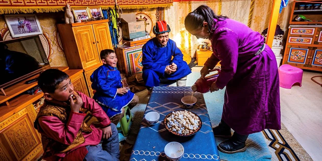 788257-1260x630-scene-de-vie-avec-une-famille-nomade-dans-le-desert-de-gobi-mongolie.jpg