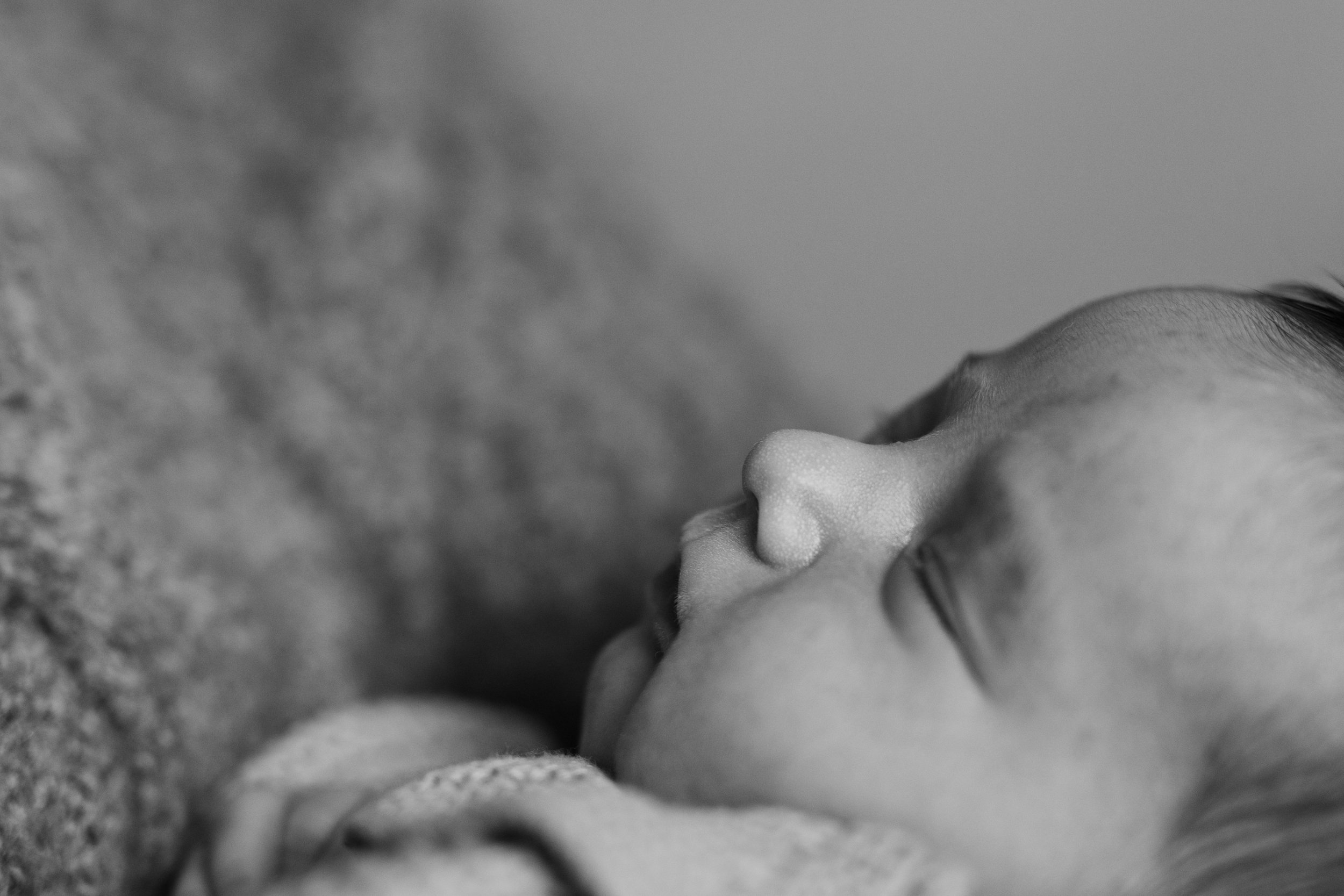 carslbad-newborn-photographer-in-home-session-19.jpg