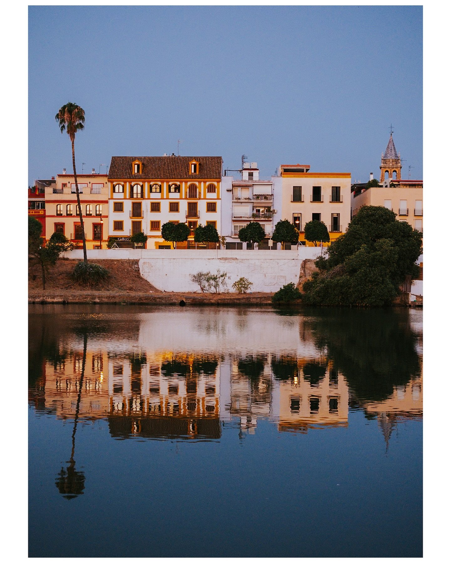 A quiet morning in Seville when everything was balanced. 

📷X-T5 + XF33mmF1.4 R LM WR

#andreainplaces #fujifilm #fujifilmx_au #fujifilmxt5 #xt5 #greenblooded #travelphotography #photography #travel #featuremeteds #europe #spain #seville #33mmf14