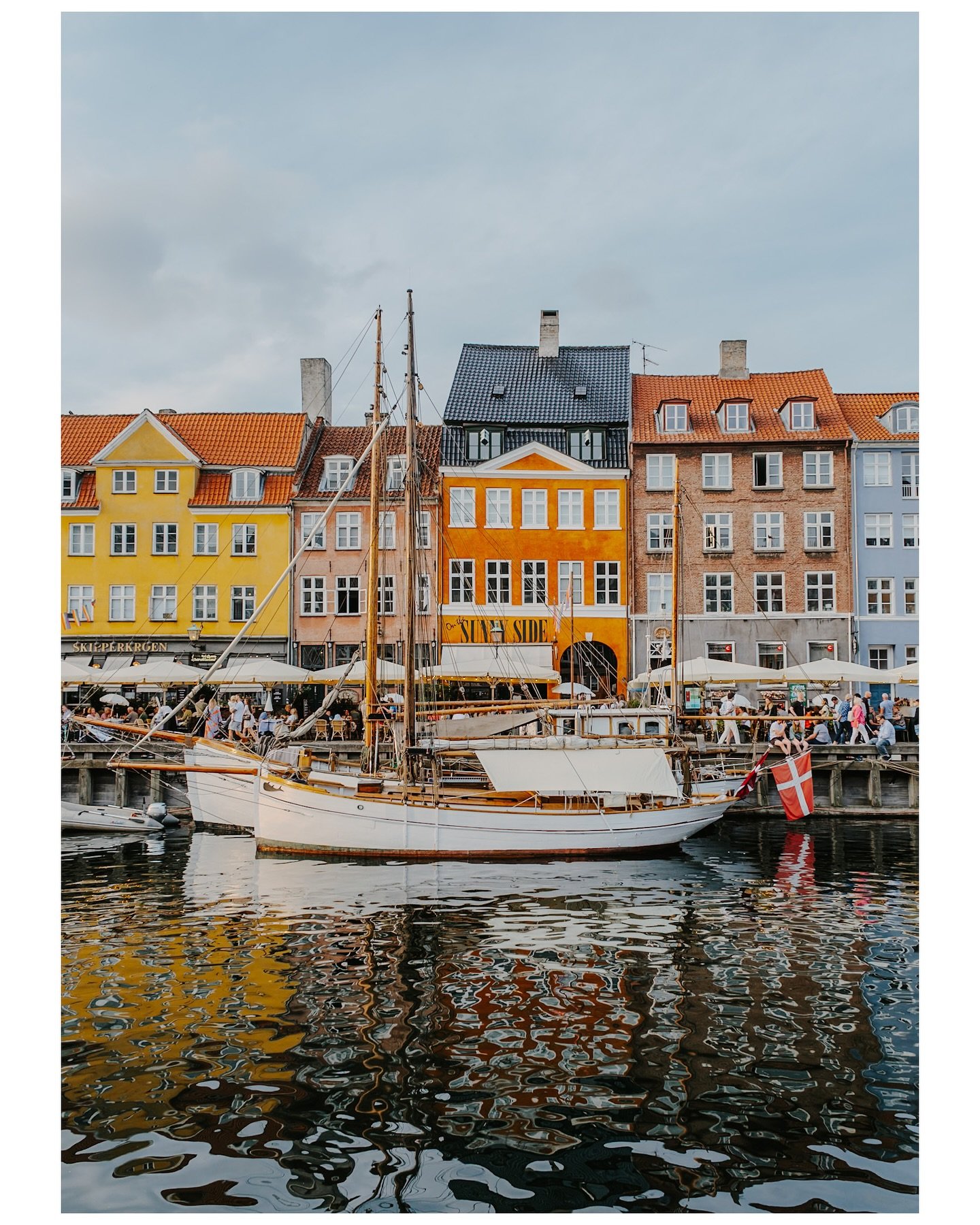 Fun fact: The colourful houses you see in Nyhavn occurred as a way for sailors to easily recognise their homes when returning from sea. (At least, according to Google 🙈)

📷X-T5 + SIGMA 18-50mm F2.8

#andreainplaces #fujifilm #fujifilmx_au #fujifilm