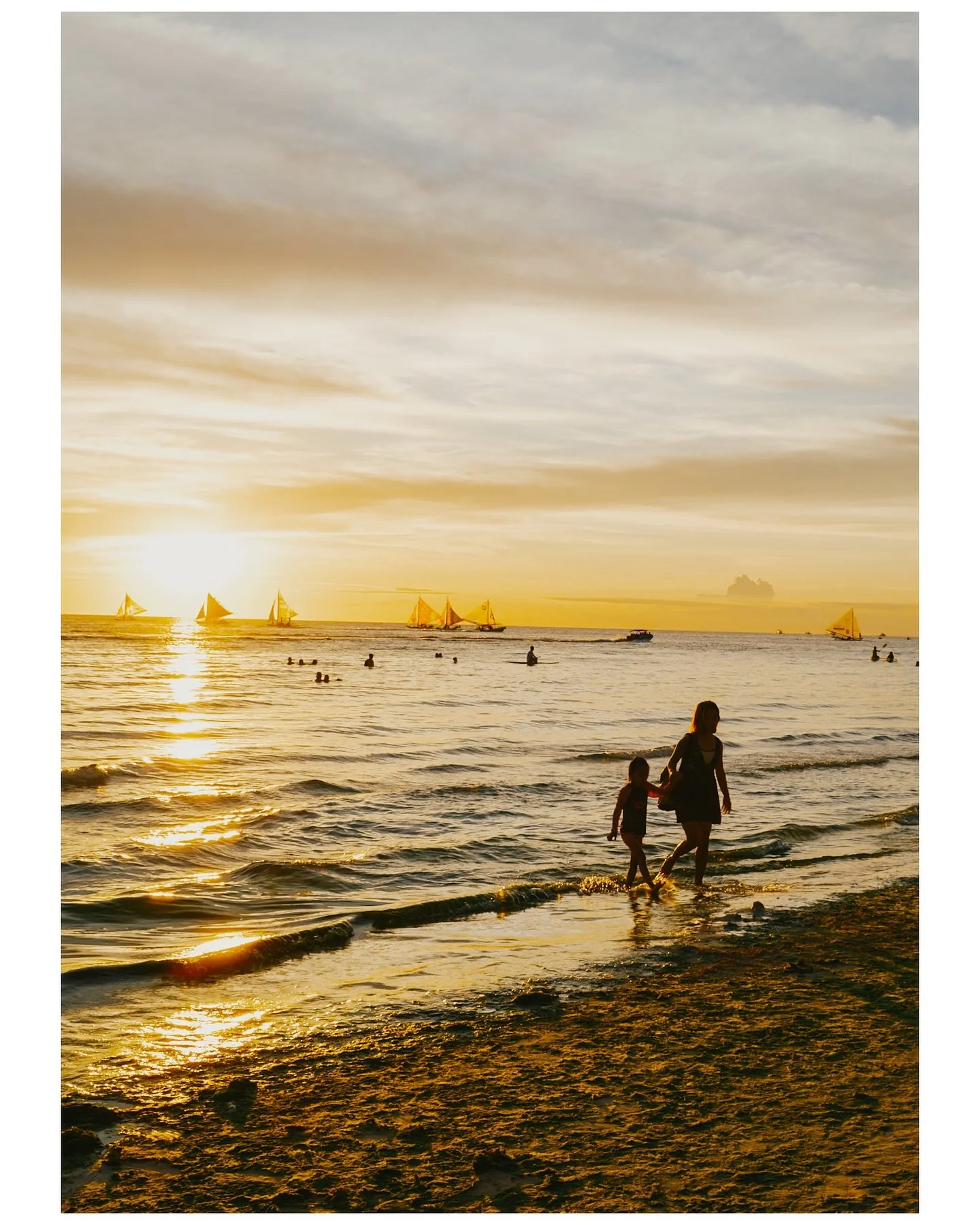 Sunsets in Boracay just hit differently ☀️

📷 @fujifilmx_au X100VI

#andreainplaces #fujifilm #fujifilmx_au #fujifilmx100vi #x100vi #greenblooded #travelphotography #photography #travel #featuremeteds #boracay #philippines
