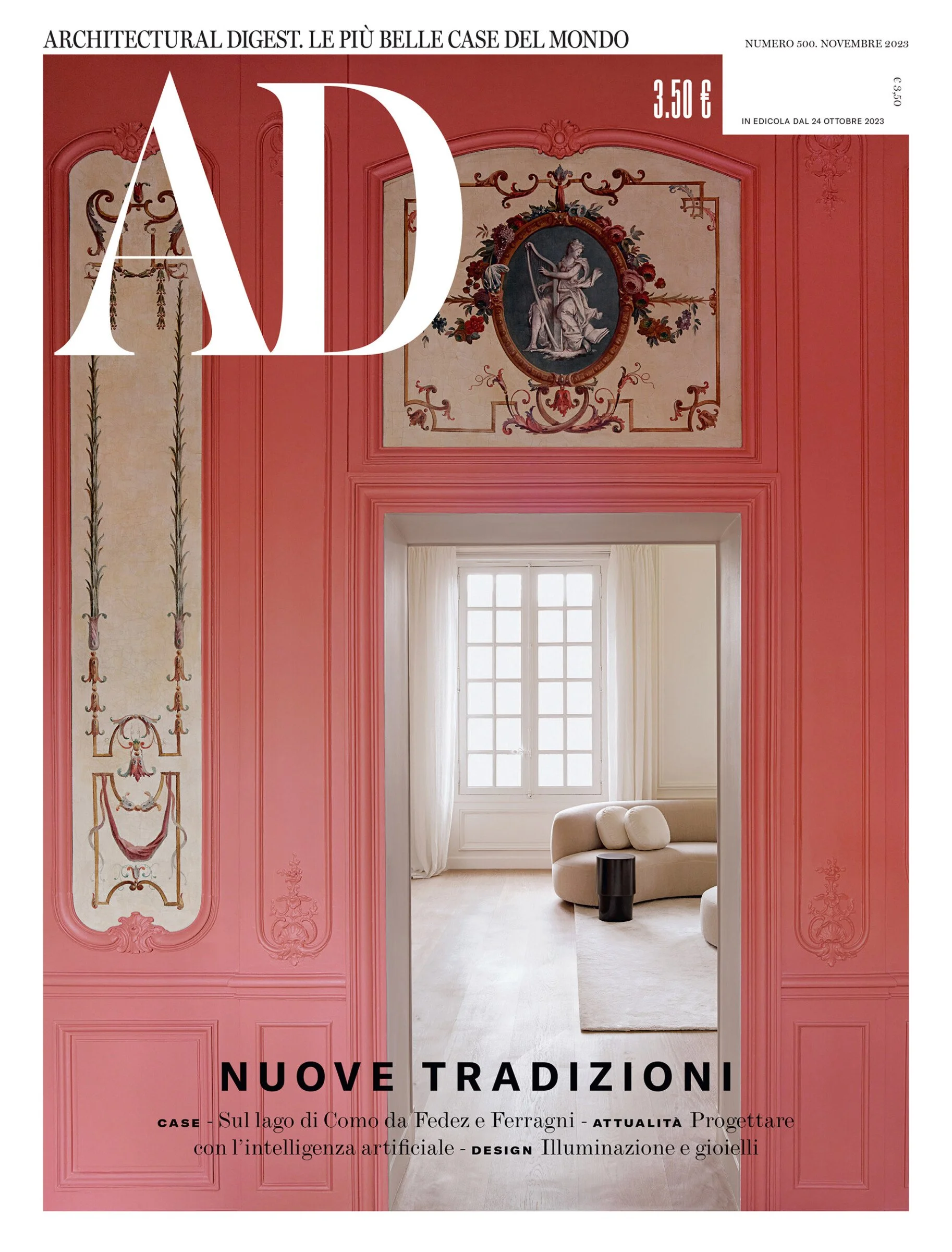 Couverture d'une magazine présentant une porte en bois rose menant à une pièce lumineuse avec un canapé beige et une table noire, décorée avec un plafond orné et un tableau central classique.