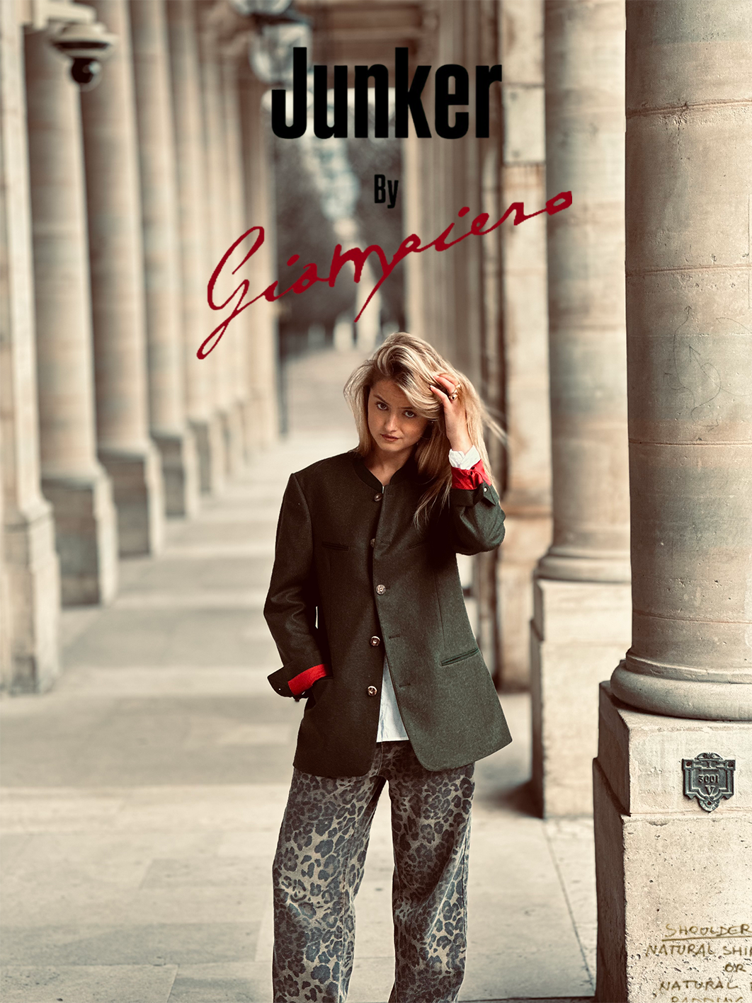 Couverture d'un magazine intitulé 'Junker' avec une jeune femme posant sous une arcade en pierre, portant un manteau noir et un pantalon léopard.