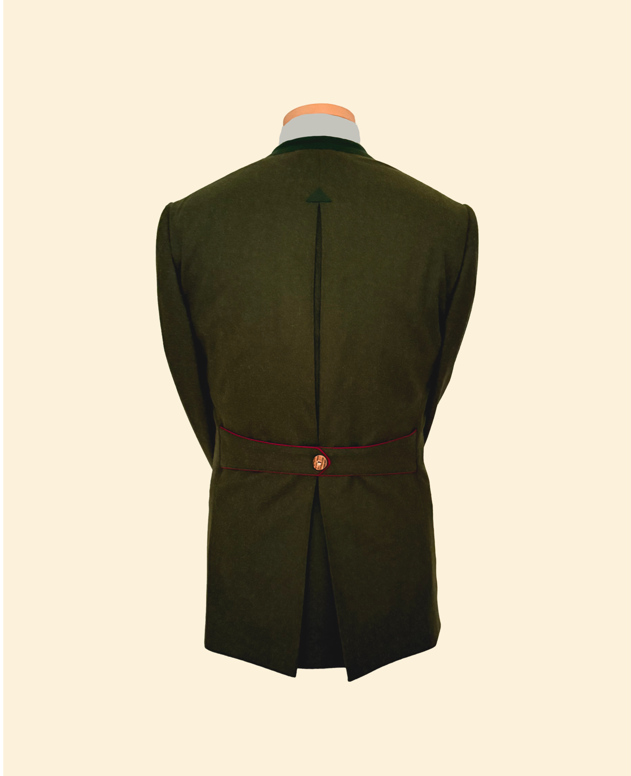Mannequin vêtu d'un uniforme vert avec un col blanc, sans visage visible.