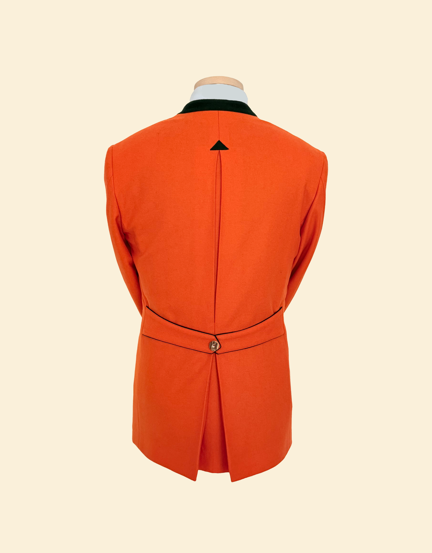 Veste orange avec col noir et bouton métallique à l'arrière, vue du dos.