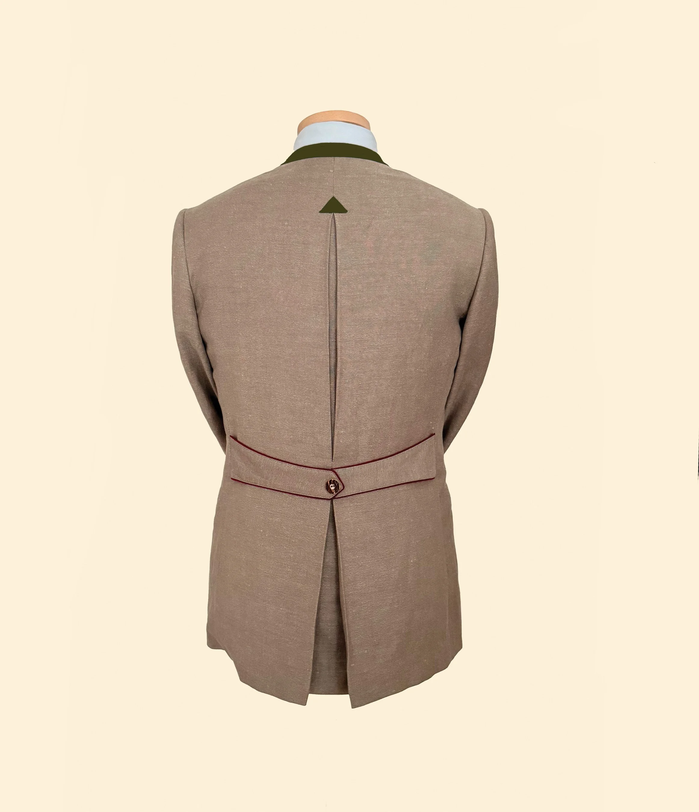 Veste ou manteau beige avec un col noir, vue du dos, sur un mannequin sans tête, contre un fond beige clair.