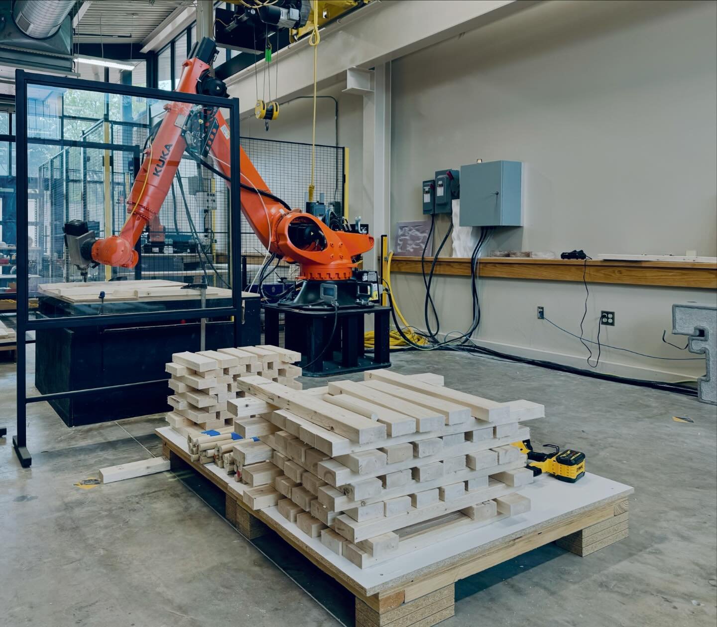 Setting up! 
Augmented Robotic Production mode @hi.dars_lab 
Stay tuned for our upcoming projects!
Team L+C of Arch 5334 @ttuhcoa @texastech 
With @southplainsfoodbank 
Group:
Kathleen Gutierrez @kathleengutierrez_ 
Jackie Hurtado @jackie_hurtado 
Br