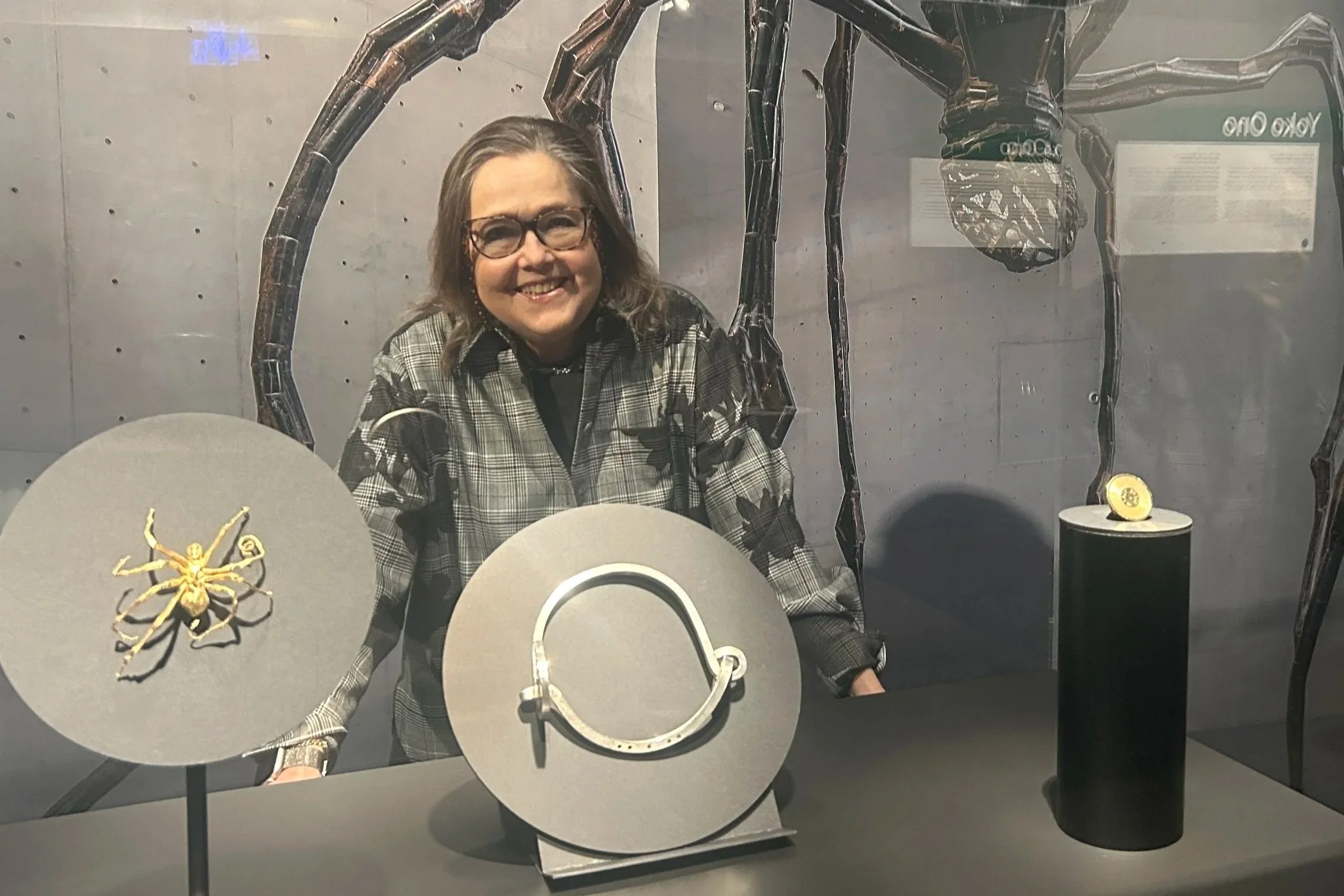 19. April 2026: MAKK-Museumsführung “Von Medusa zum Mammut – Schmuck von Künstlerinnen”