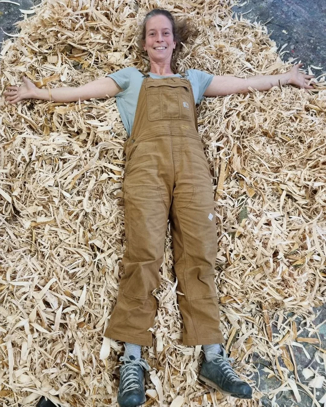 Et sk&oslash;nt &oslash;jeblik 😂 Nyt profilbillede m&aring;ske? 
K&aelig;re kursister, tak for den bl&oslash;de seng. 

#sp&aring;ner #shavings #woodshavings #woodshavingwednesday #n&aring;lienh&oslash;stak #seng #naptime #tr&aelig;sp&aring;n #gr&os