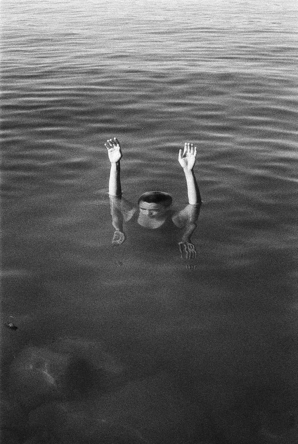 "Moni als Kali im See Kopie" | Canon A1 + Ilford Delta 3200 (Copy)