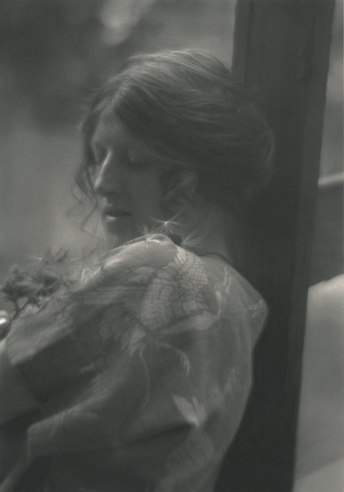 Imogen Cunningham, Clare and the Floating Seeds, 1910. Platinum-palladium print on Arches Platine paper, from PiezoDN version of the original 5 x 7 glass plate negative, 24.5 x 19.7 cm.