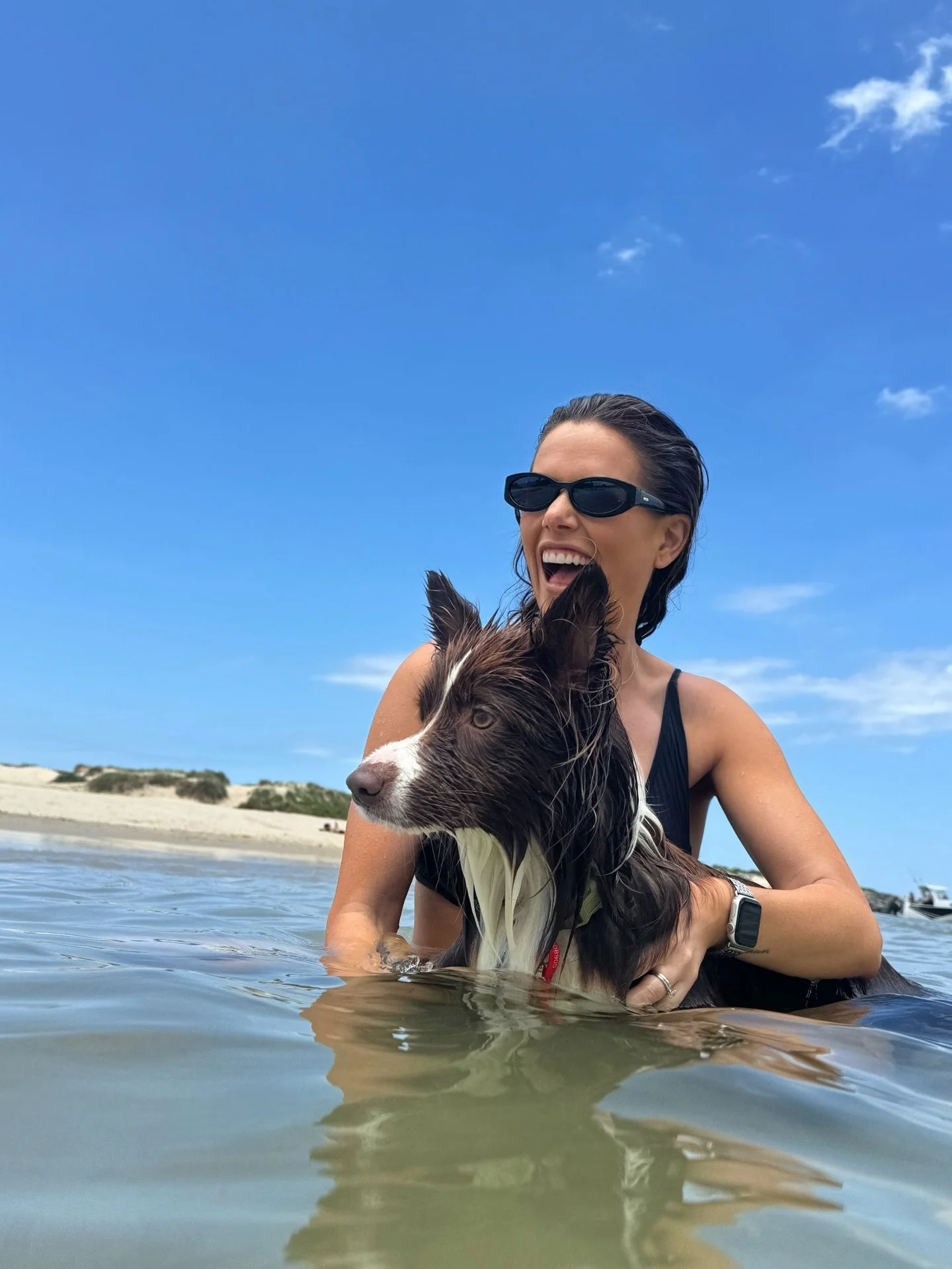 M E R R Y  C H R I S T M A S🎄🐶🤍🎅🏼🤶🏻
We spent the day at the beach and it was PAWFECT.. I hope y&rsquo;all have the most amazing day with your loved ones xx 

#merrychristmas❤️