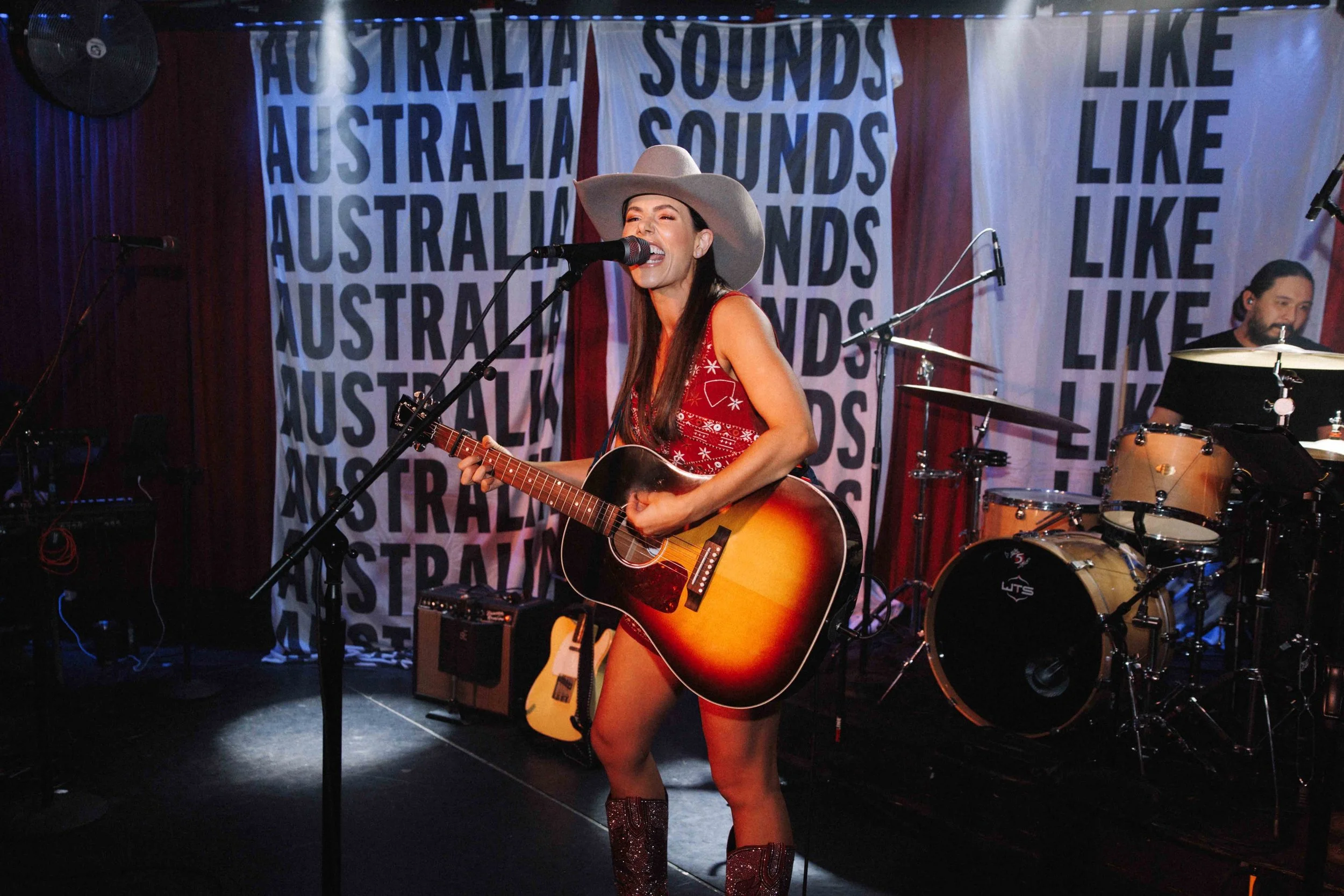 The biggest thank you to the amazing team at @officialgibsongarage &amp; @jennyrockcity in Nashville for loning me this incredible J-45 to play last night at the @soundsaustralia showcase! 

@claydoughty you&rsquo;re a legend mate thanks for helping 
