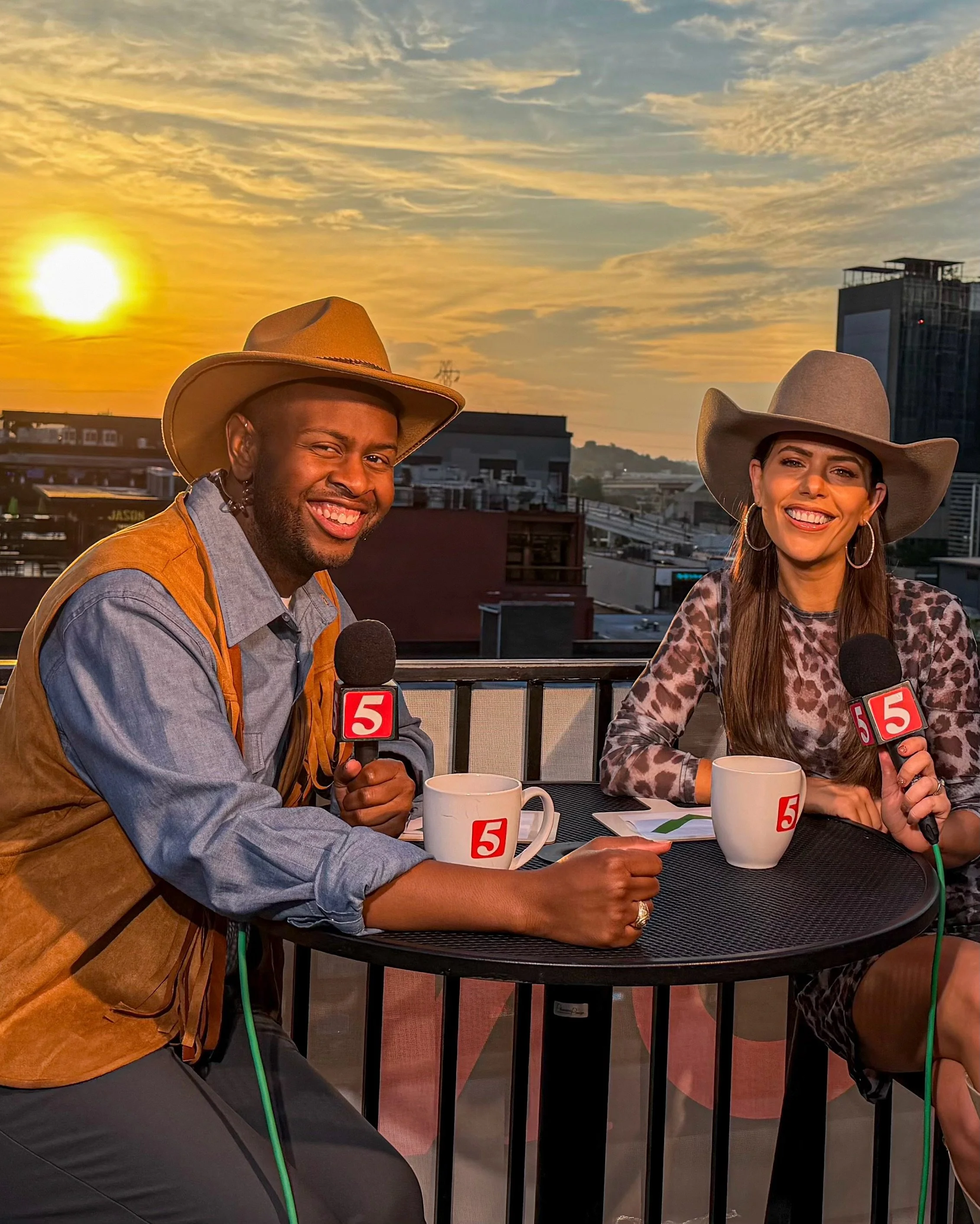 What a fun morning in downtown broadway with @epontv from @newschannel5 at @jbjsnash 🇺🇸🤍🤠

#nashville #nashvillenews