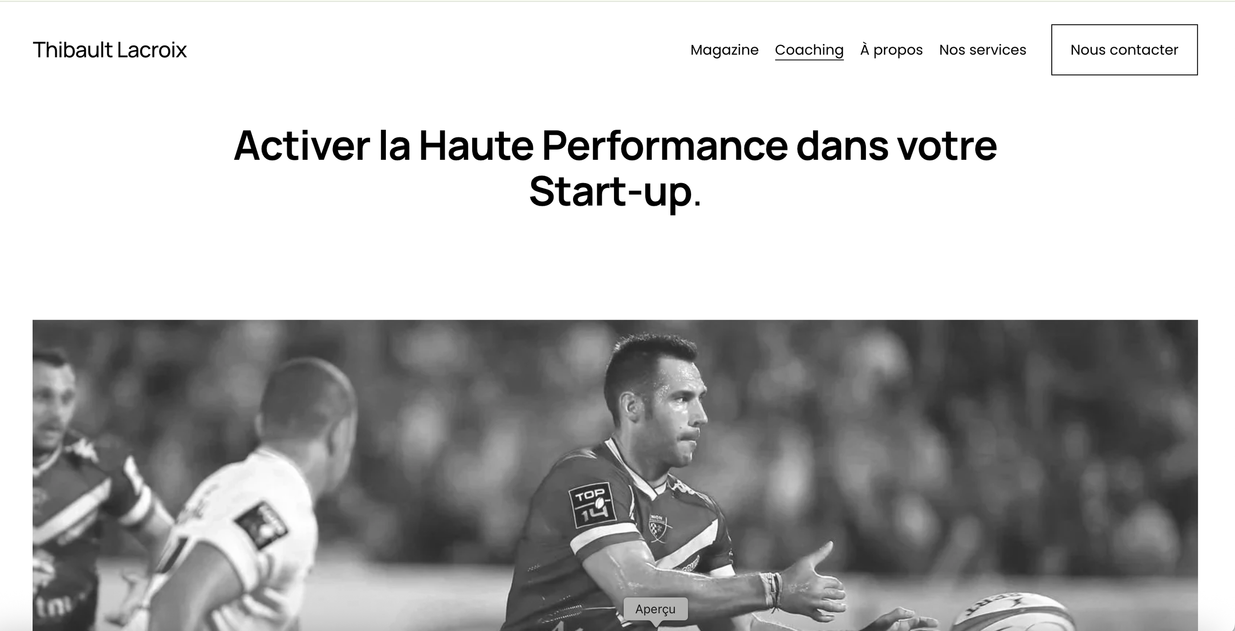 Une page web en français sur l'entraînement pour améliorer les performances en start-up, avec une image en noir et blanc de joueurs de rugby en action.