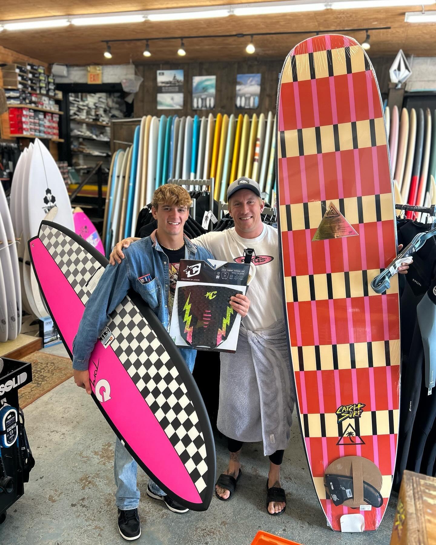 Chain reaction. One guy buys a board at @islandsurfandsport , then the guy behind him (me) decides he needs a board so on and so forth.. legend has it people haven&rsquo;t stopped buying boards since we started this.  #singlefincoffee #surf