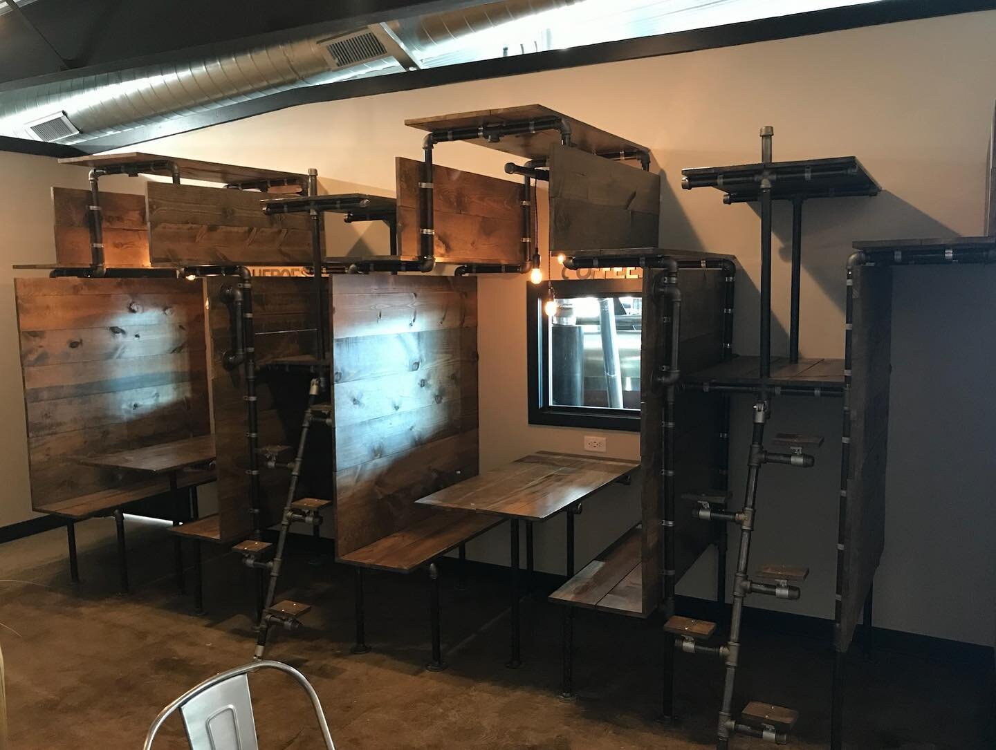 Have you checked out all the booths? Every @heroescoffee has a different booth custom made for the design and space it is in! Give them all a try! Tell us which is your favorite! #uptownheroes #midtownheroes #downtownheroes #downtownbentonville #1upt