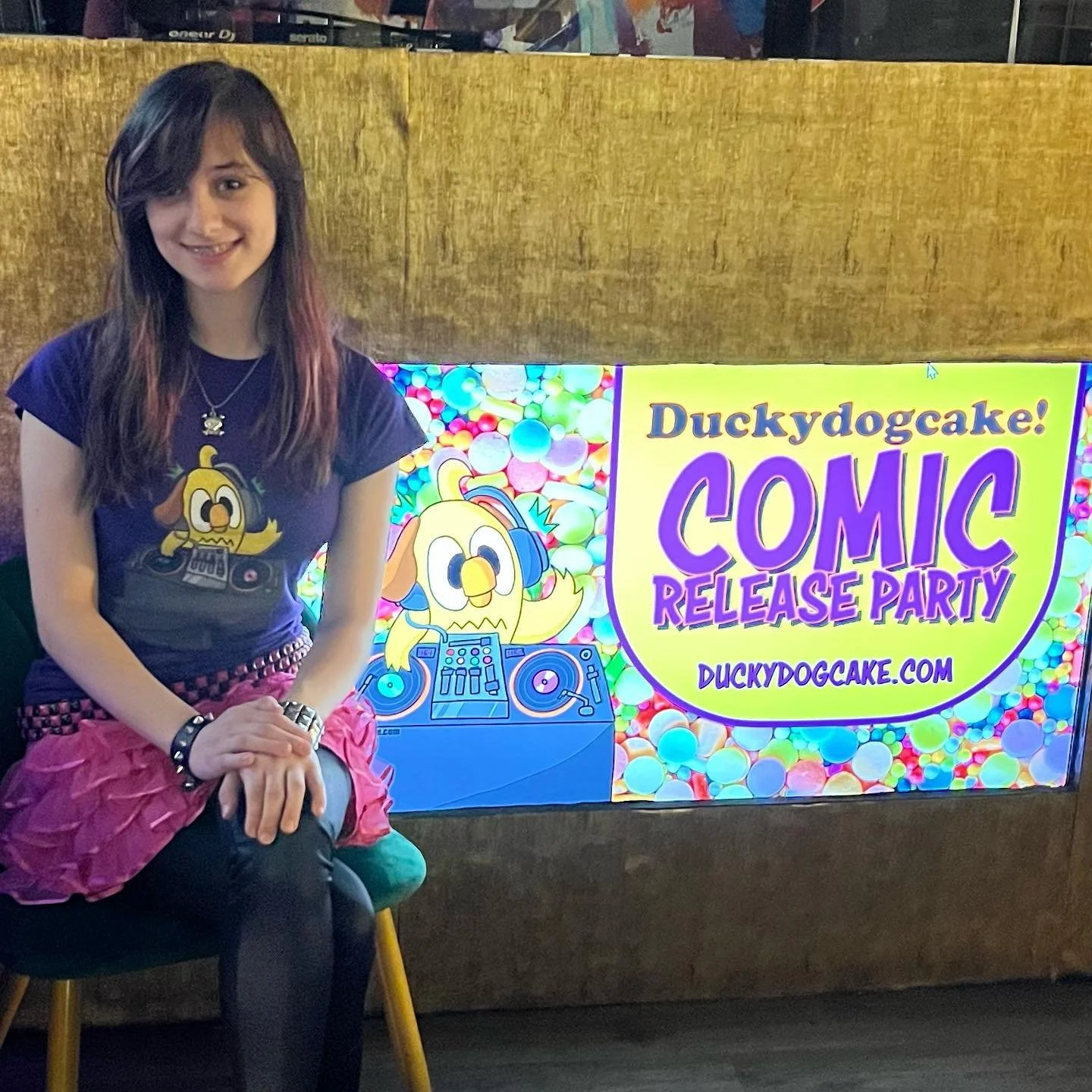 duckydogcake WEBTOON release party at Coexist Gaming! 🎮🪩
@coexistgaming
feat. @flashgarments 
#cartoon #nyccafterparty #nycc2023 #nycc #newyorkcomiccon #webtoon #duck #coexistgaming #comics #webcomic #party #indiecomics #indiecomic #art #duckydogca