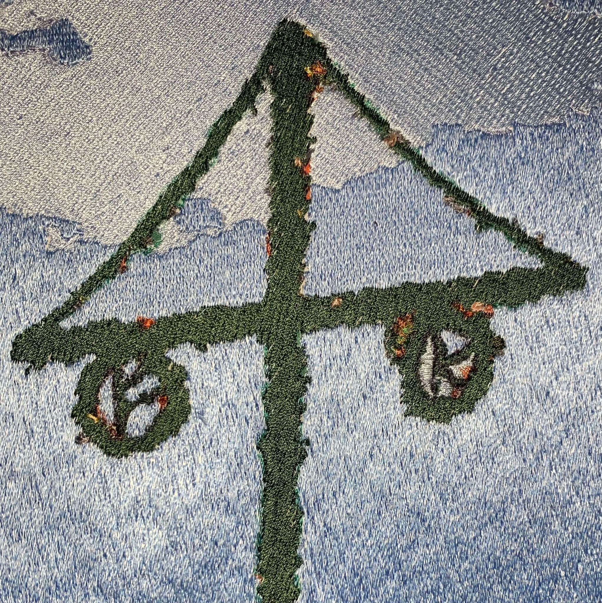 Midsommar Pole closeup.jpg