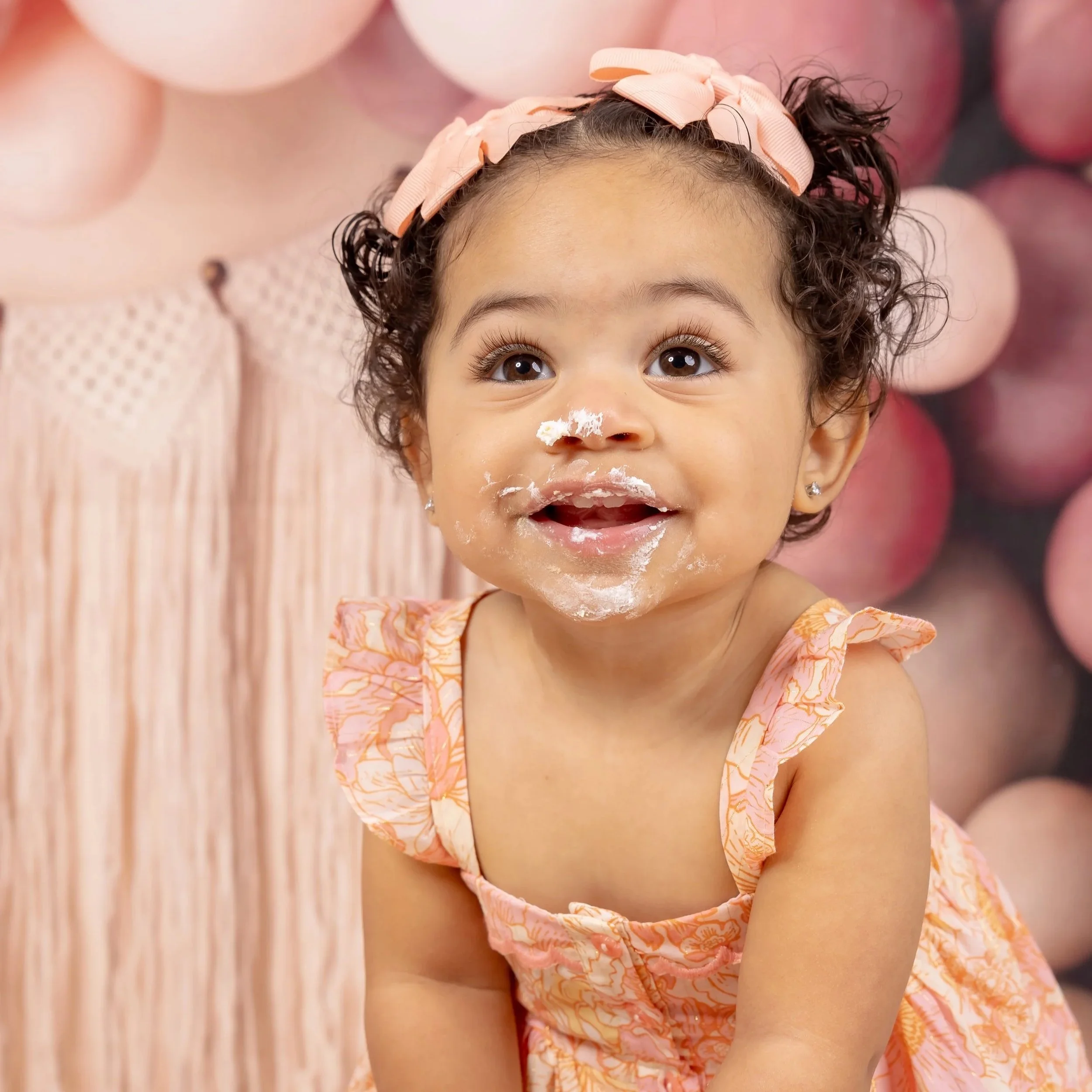 Fotografía Cake Smash en estudio para bebé de primer cumpleaños en Puerto Rico, con decoración personalizada, bizcocho y estilo divertido.