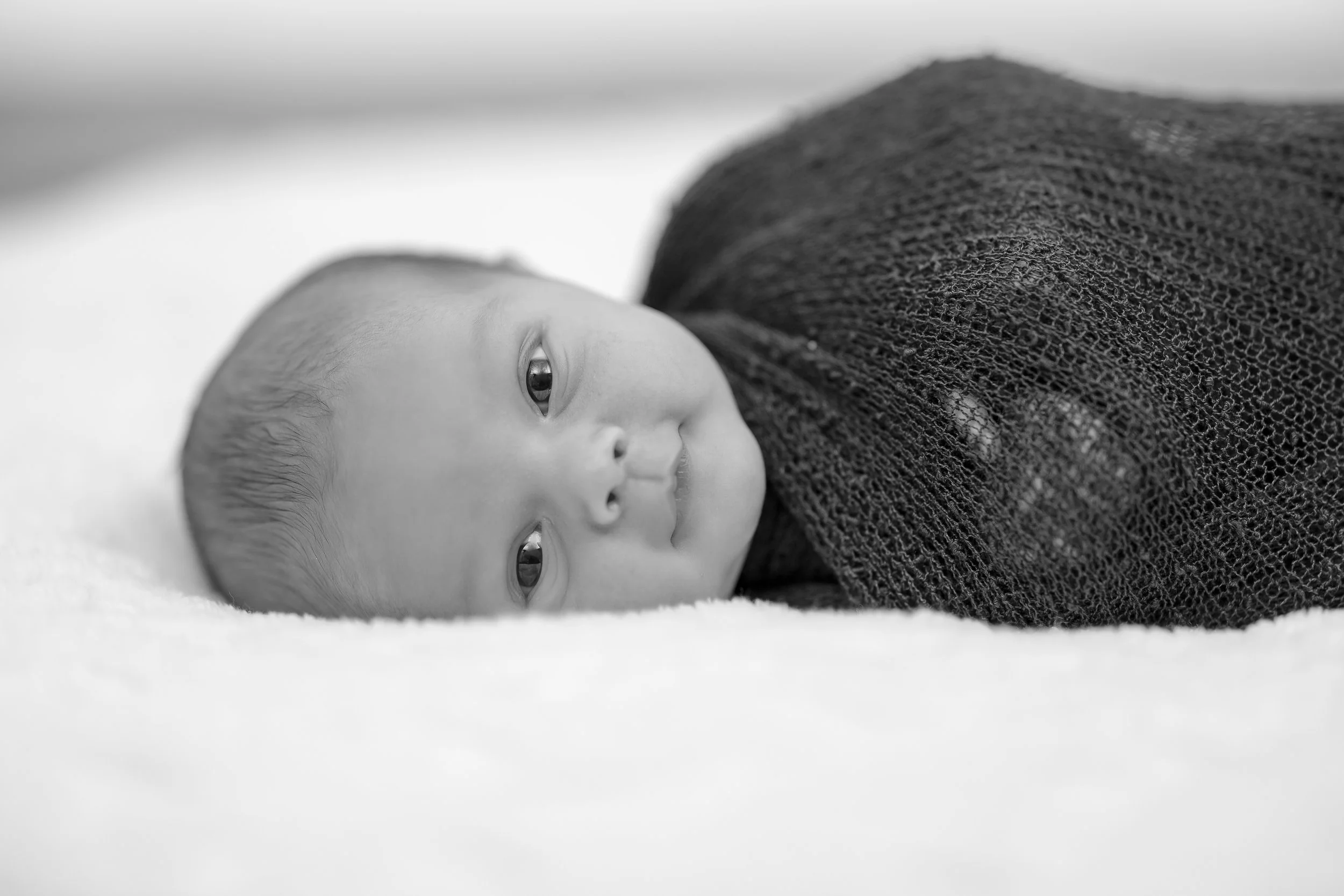 Sesión de fotos newborn en estudio para bebé recién nacido en Puerto Rico, con estilo tierno, elegante y profesional.