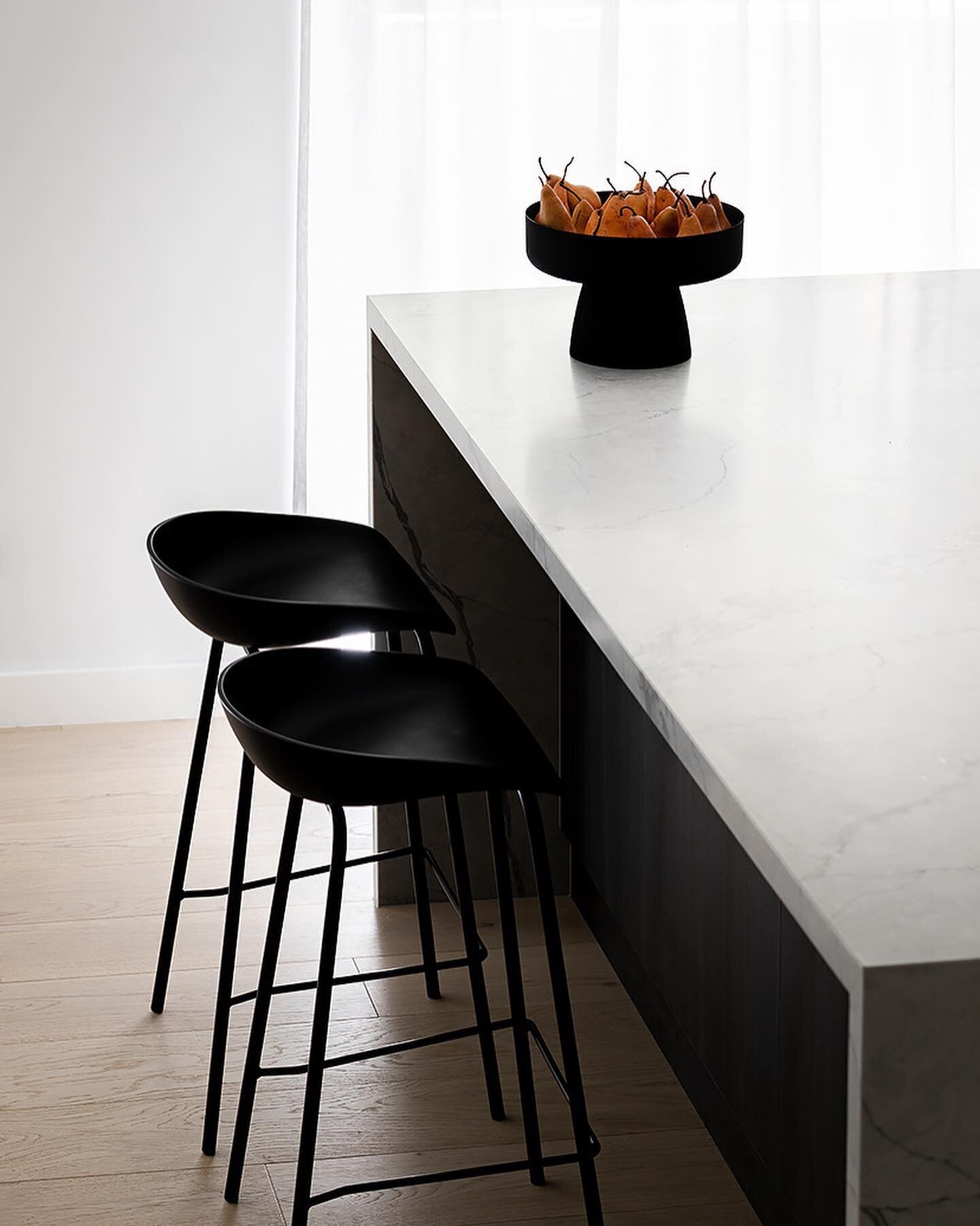 Clean lines, soft light and a juxtaposition of dark and light timbers intertwine as you descend from the entrance into the kitchen at our Darlinghurst protect 
.
.
.
.
#interiordesign #interiordesignsydney #interiors #kitchen #kitchendesign #kitchend