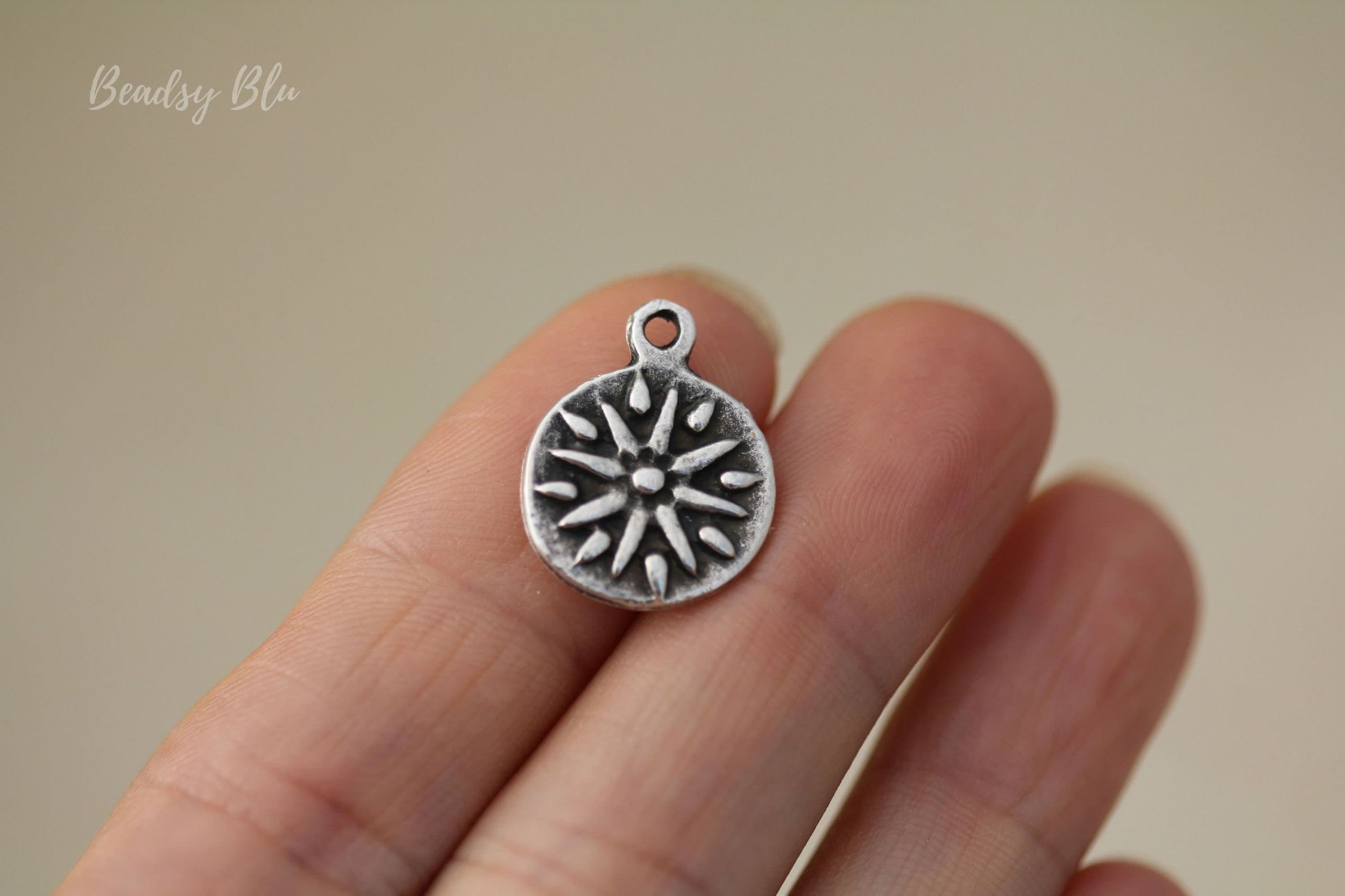 https://i.etsystatic.com/23874220/r/il/d7a911/3784382932/il_fullxfull.3784382932_6n2v.jpg