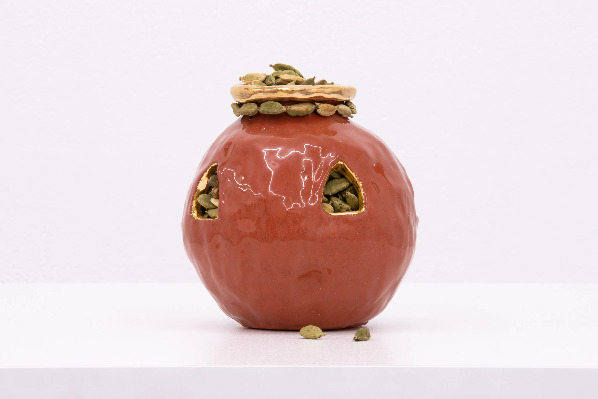 A Scent That Fills All Spaces, 2021, Terracotta, Glaze, Gold Lustre, Cardamom Pods, Wire, 12cm x 12cm. Photo Felipe Olivares