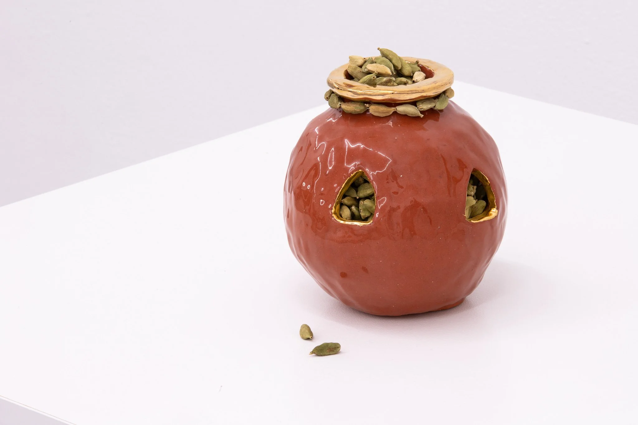 A Scent That Fills All Spaces, 2021, Terracotta, Glaze, Gold Lustre, Cardamom Pods, Wire, 12cm x 12cm. Photo Felipe Olivares