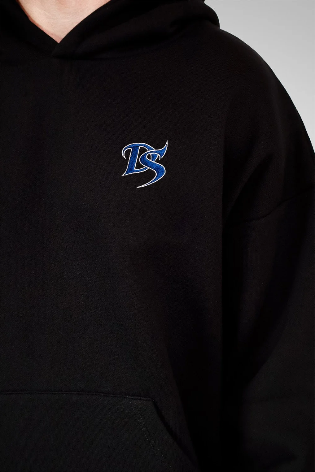 Hoodie_Schwarz_nah.jpg