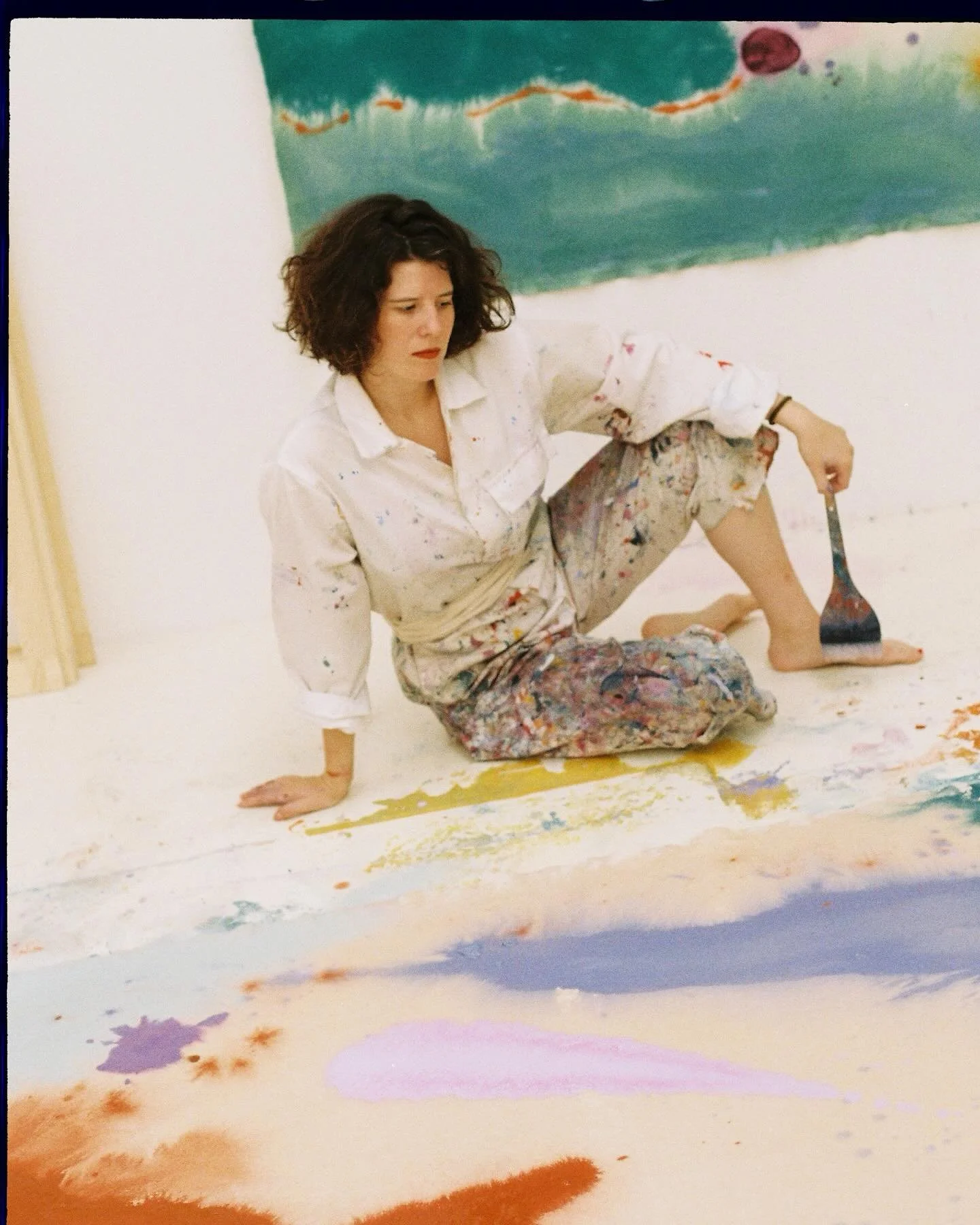 Fui a visitar el estudio de @violetamaya_ en Madrid y pude verla pintar con sus pinceles y vasos de colores. Sus cuadros me recuerdan a galaxias que explotan, estrellas que nacen y mueren, volcanes en erupci&oacute;n y r&iacute;os de azufre.🪐

Cuand