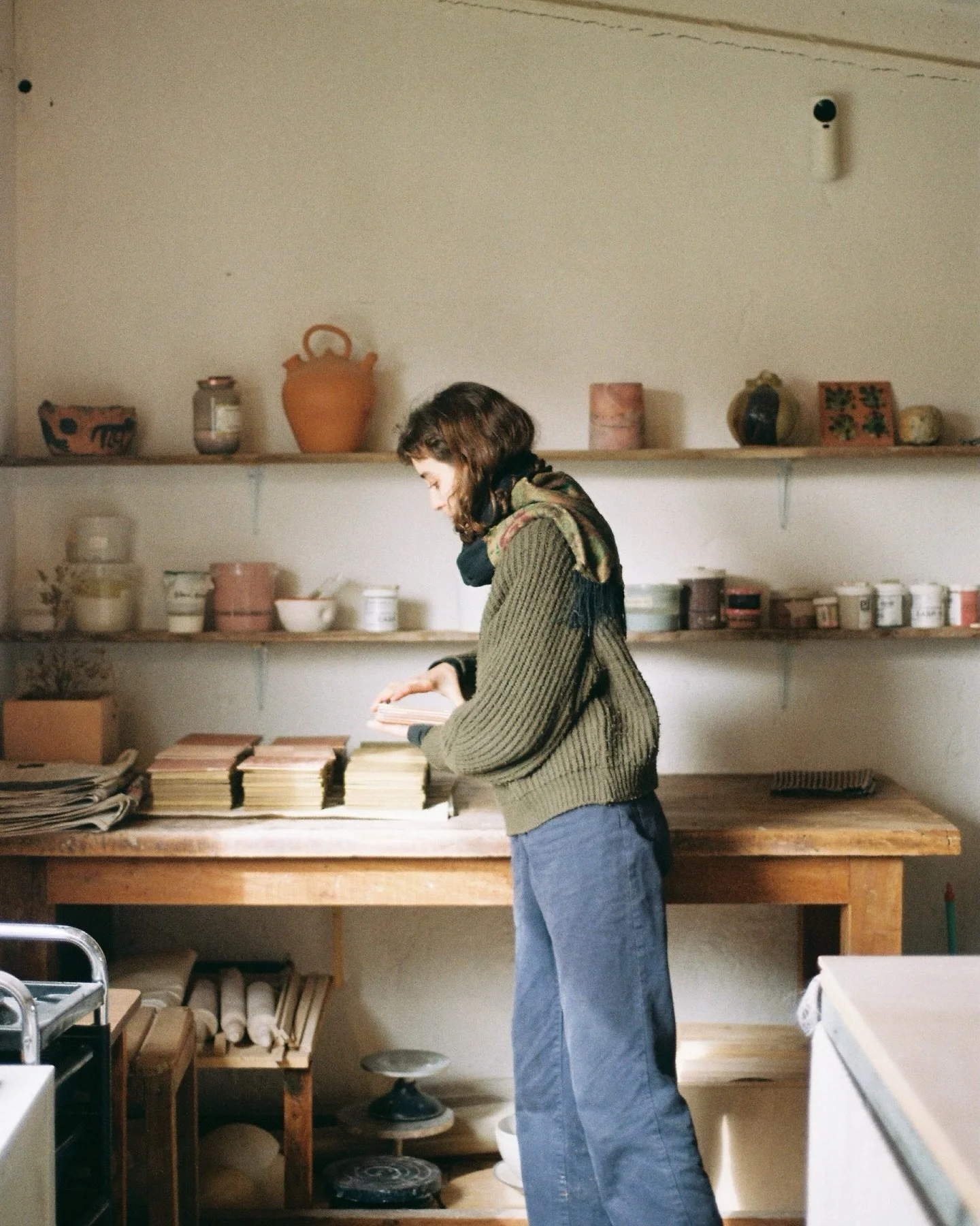 Visitant l&rsquo;@ariadna.aliart al seu taller de Palau-Sator un mat&iacute; de febrer.

L&rsquo;Ari &eacute;s ceramista i est&agrave; especialitzada en la creaci&oacute; de rajoles artesanals per a espais dom&egrave;stics. La difer&egrave;ncia amb l