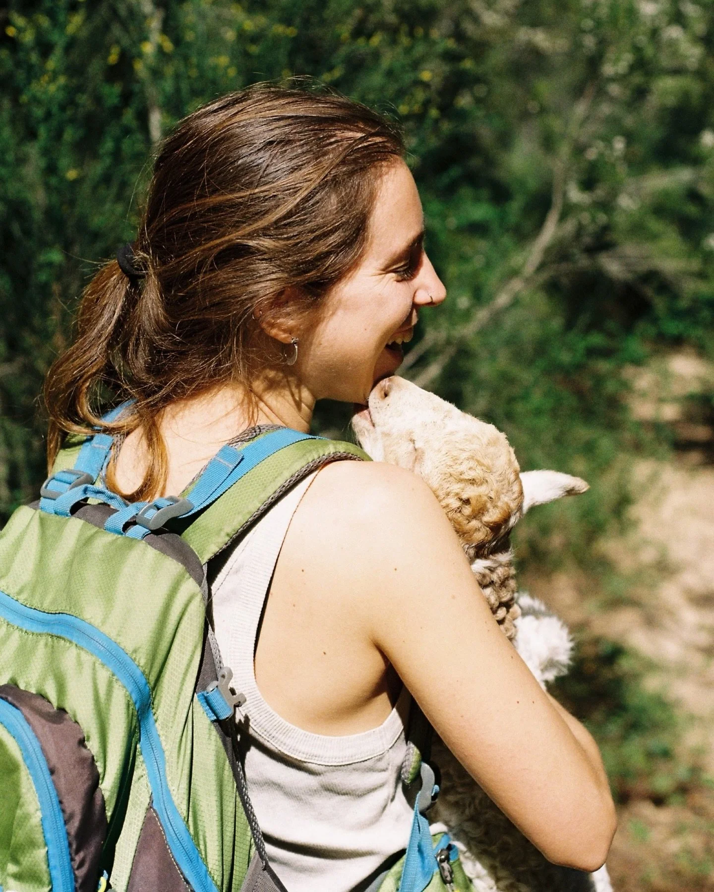 Vaig con&egrave;ixer l'Elsa a Belles Arts, vam connectar de seguida. El que m&eacute;s em va cridar l'atenci&oacute; d'ella era com dibuixava muntanyes a les vores dels papers, -com un mantra que es repetia-. 

Anys despr&eacute;s, li he pogut fer fo
