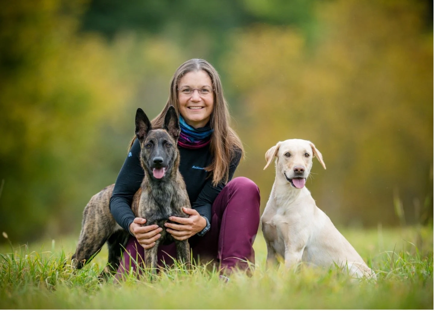 Sandra Janner mit ihren zwei Hunden