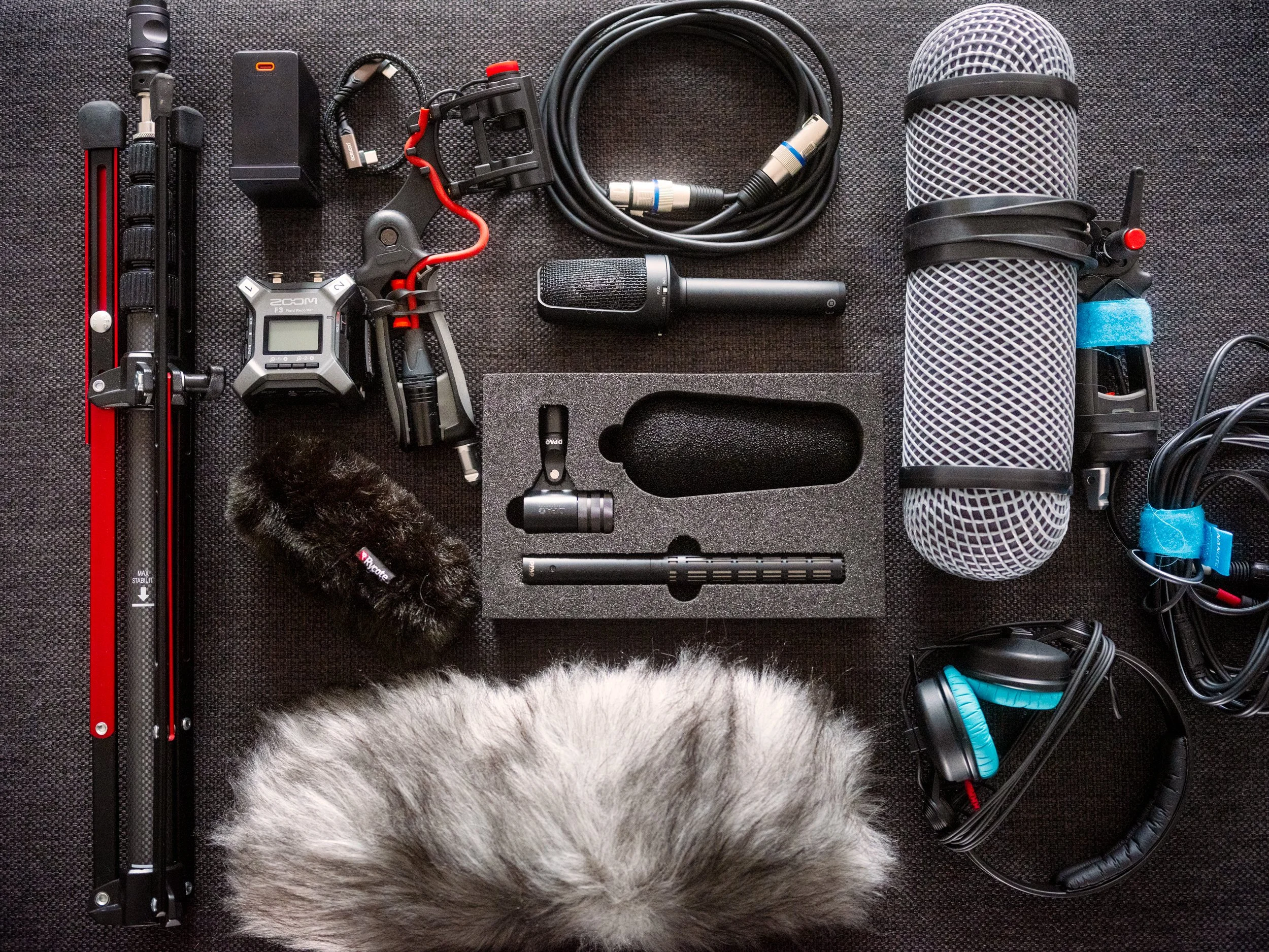 Professionele audio-opnameopstelling van Marc Driessen met een DPA 2027 shotgunmicrofoon in een Rycote Blimp met Softie, en een Audio-Technica AT4025 stereomicrofoon voor hoogwaardige geluidsopnamen tijdens film en video opnames.