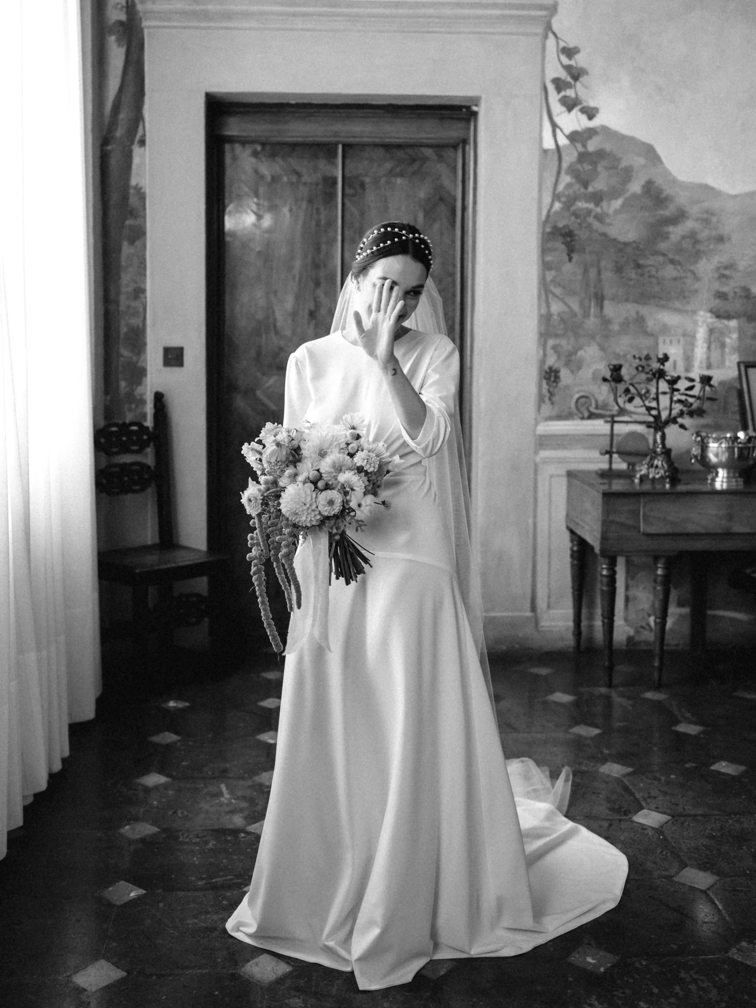 Andrea &amp; James, in the heart of Tuscany.

A day that felt completely their own. Full of love, laughter, beautiful chaos, and everyone they wanted right there with them. 🤍
.
.
.
@cloudeight_weddingsandevents 
@nerofiore_dallemiemani 
@cetinale