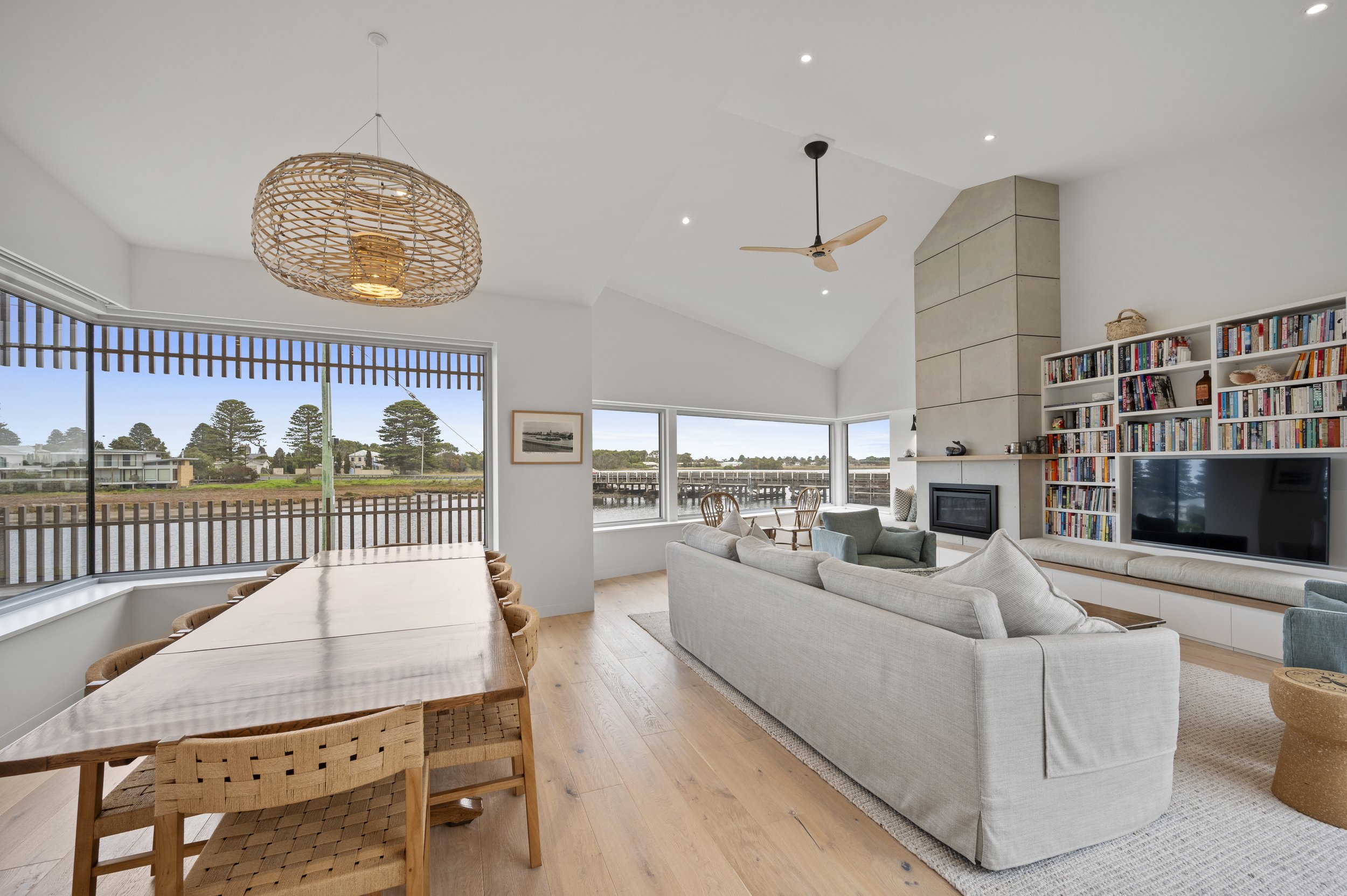 CONTEMPORARY RIVER FRONT DESIGN