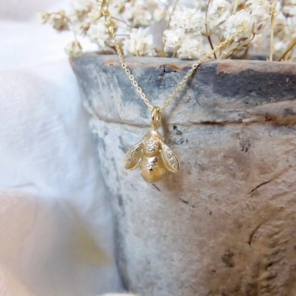 A busy buzzing bee in yellow gold 🐝

I&rsquo;ve been loving creating little insects recently, from ladybirds, bees and moths&hellip; what bug should I try next? 

#bee #beenecklace #handmade #jewellery #madeinireland #insectjewelry #natureinspired